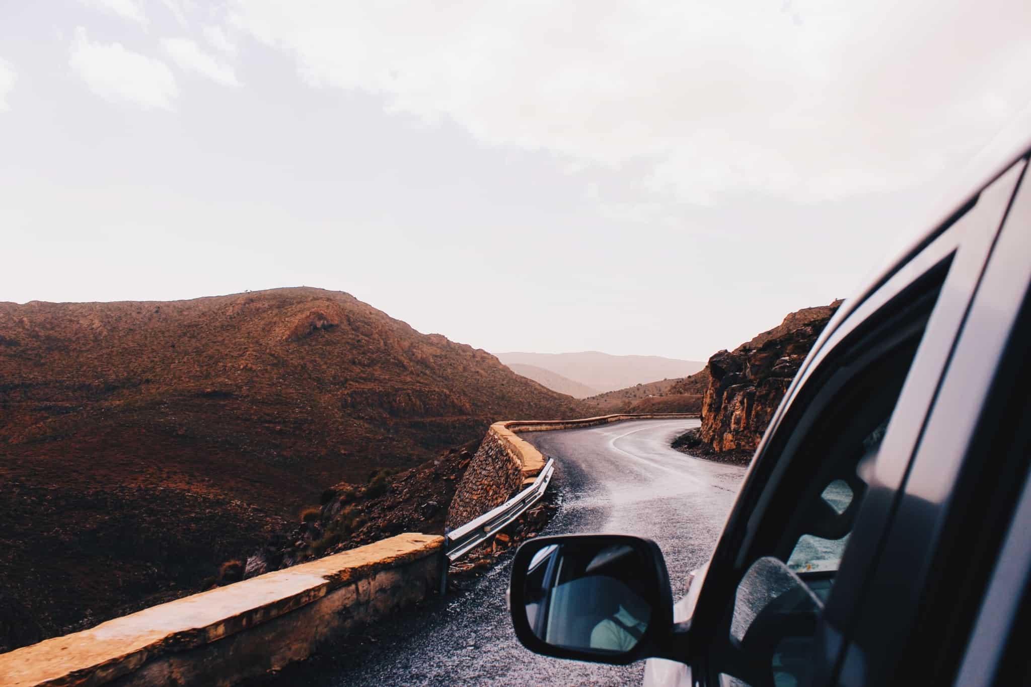 carro a andar por uma estrada nas montanhas