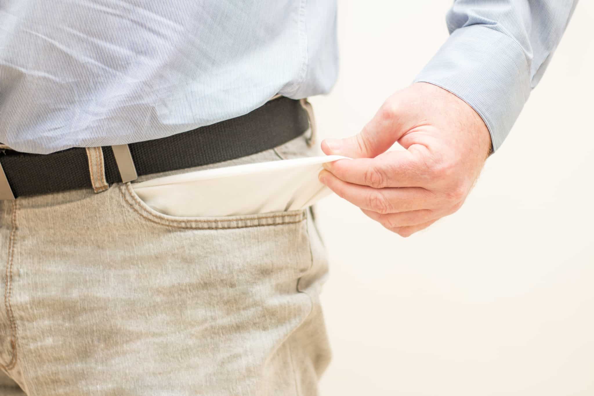 homem com bolsos vazios