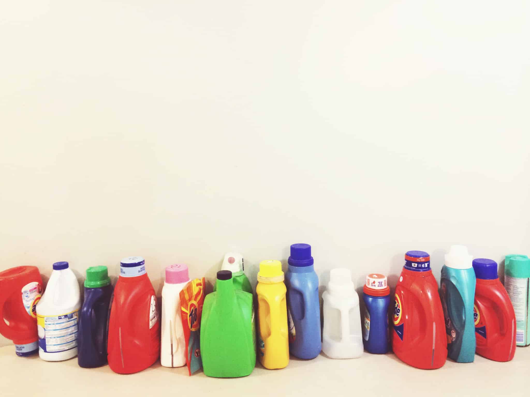 fila de detergentes diversos