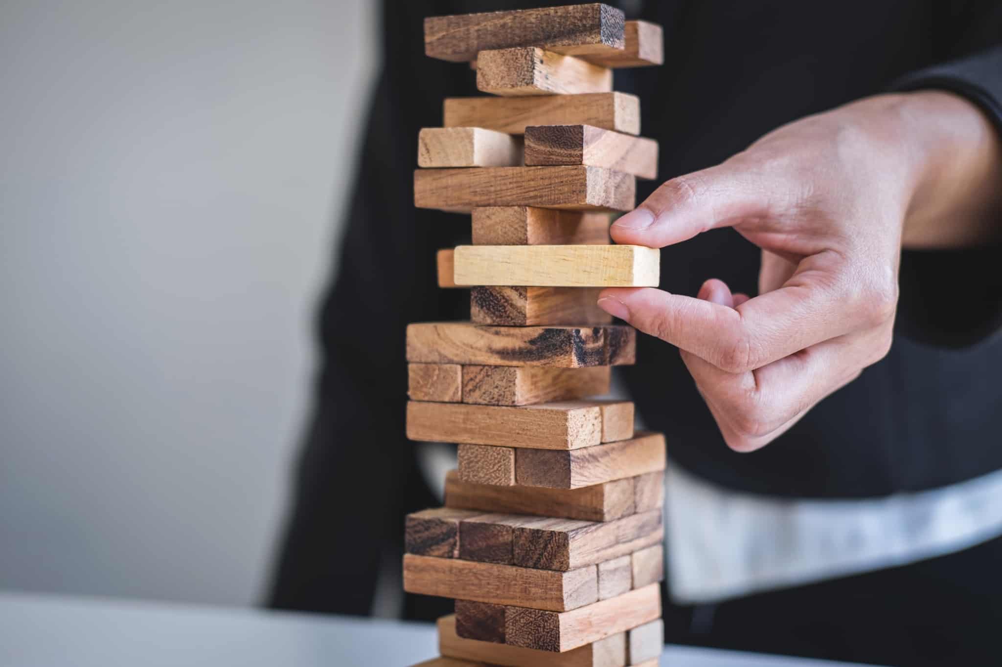 pessoa a jogar jenga