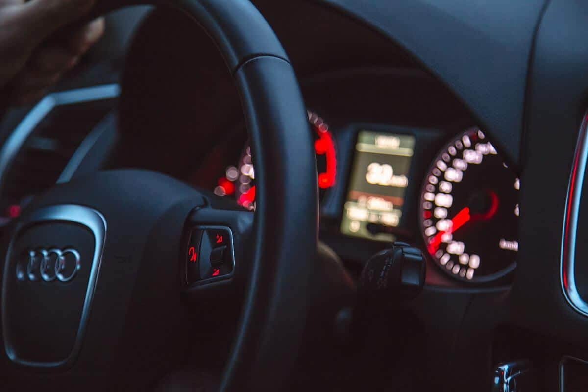 tablier do carro com luzes acesas ilusta o IUC