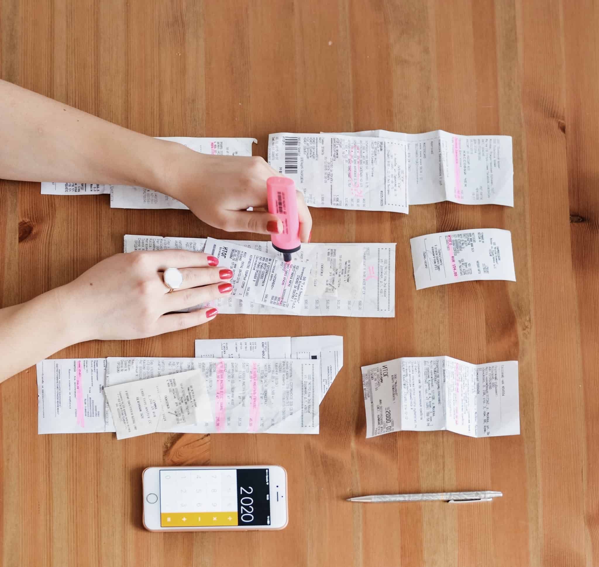 organizaçao de faturas com calculadora e marcador florescente