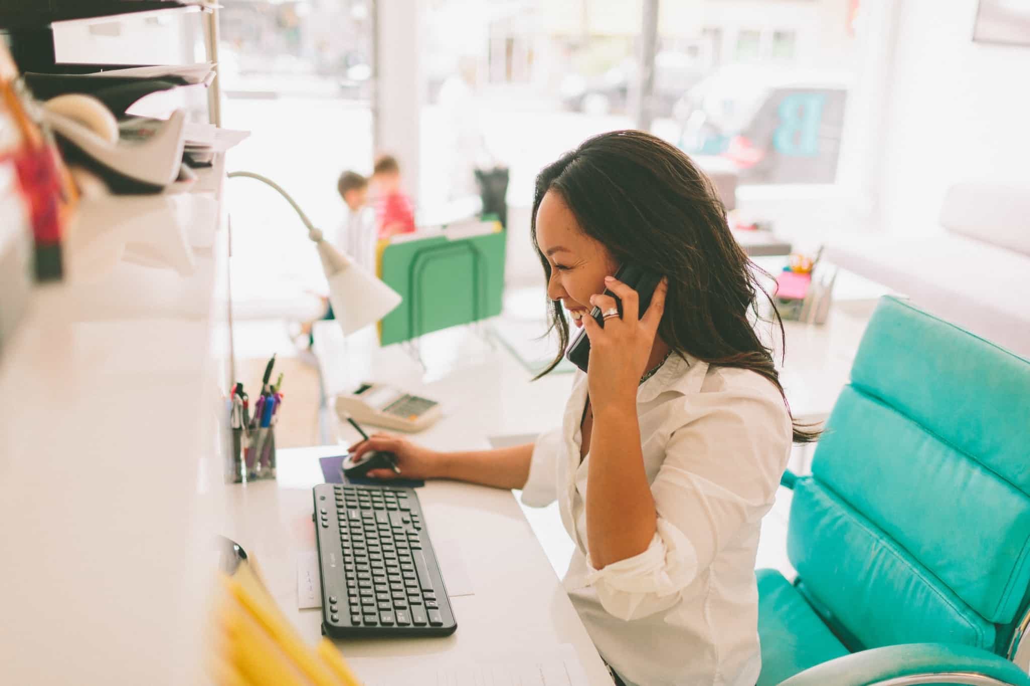 Mulher ao telefone e no computador