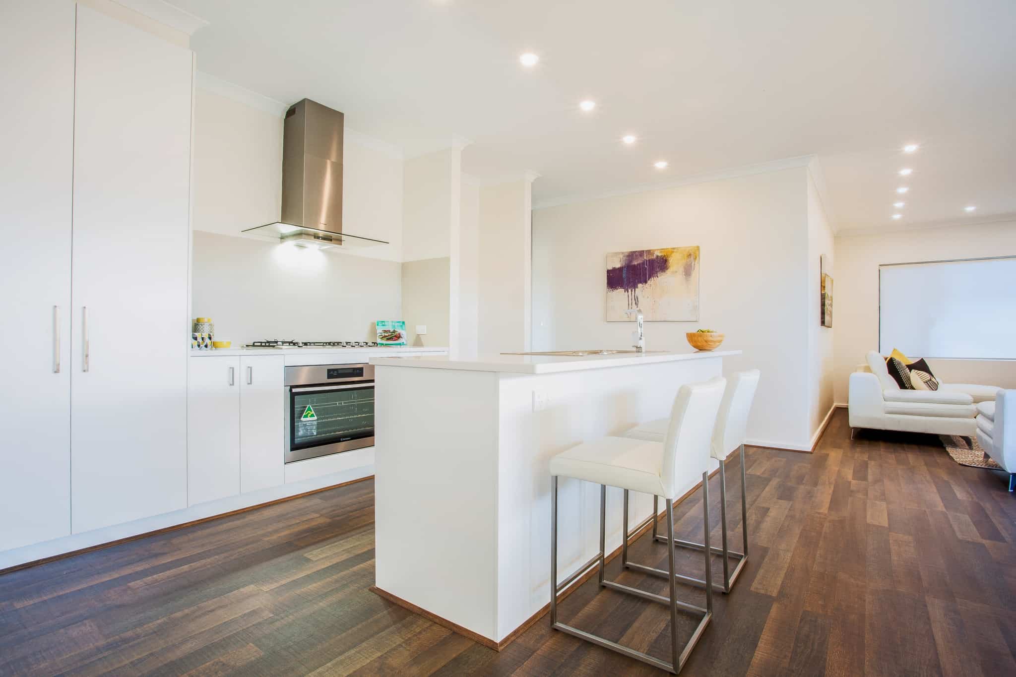 cozinha moderna com mesa branca e cadeiras