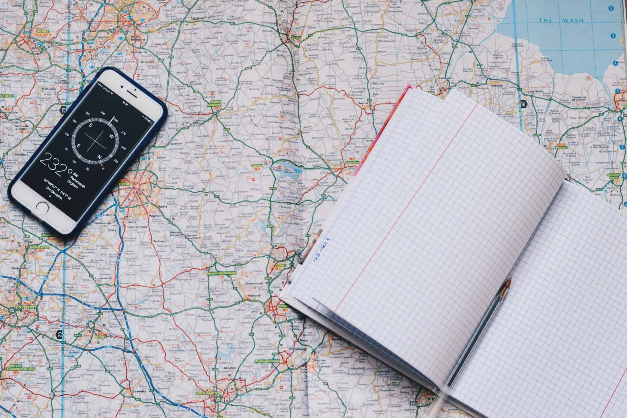 Mapa, bussula e caderno em branco