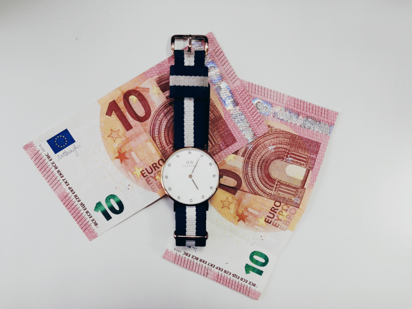 notas e relógio a ilustrar o Pagamento de Horas Extra na Função Pública