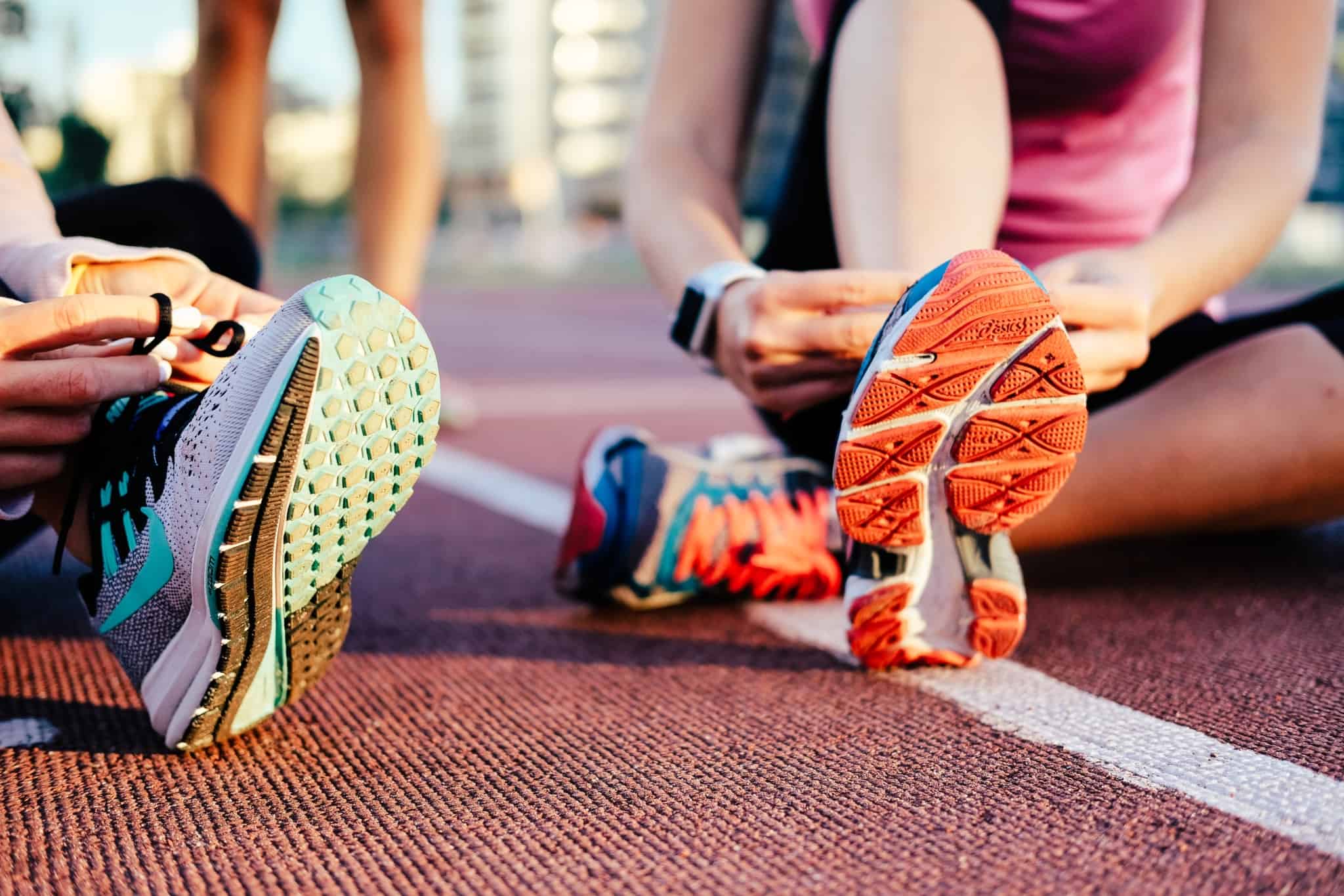 atletas numa pista de atletismo