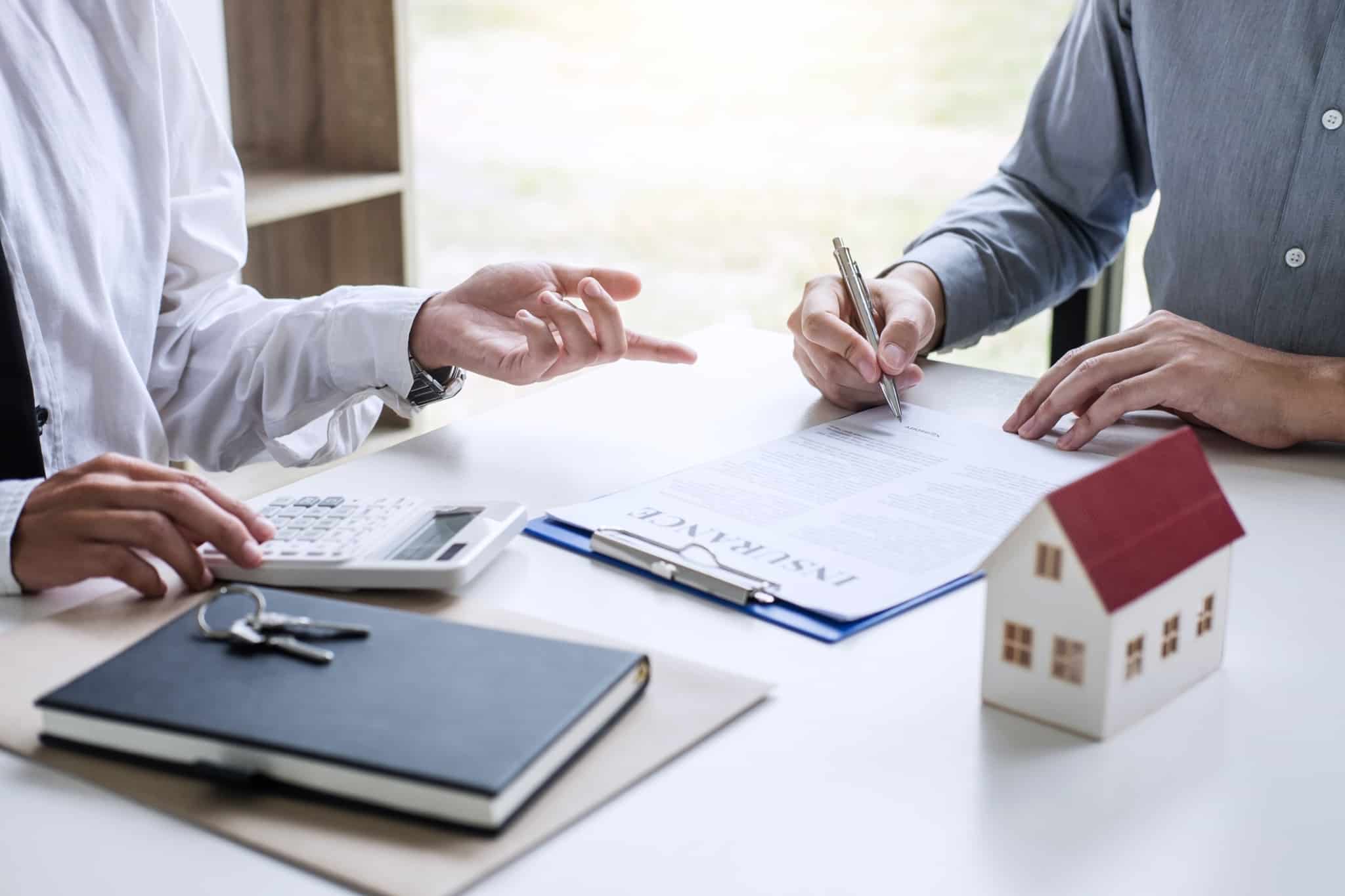 duas pessoas a conversar sobre contratos