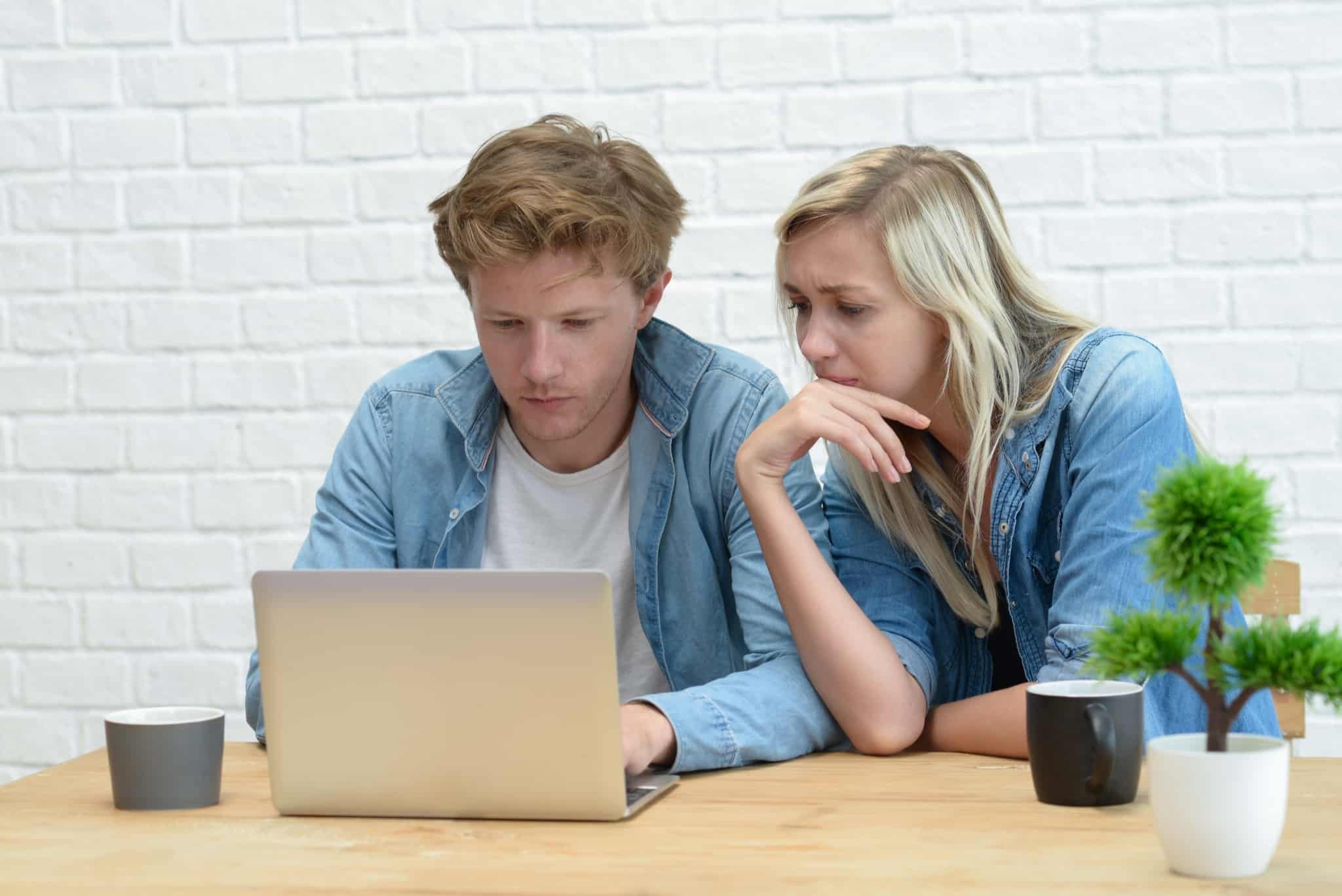 casal a olhar para o computador