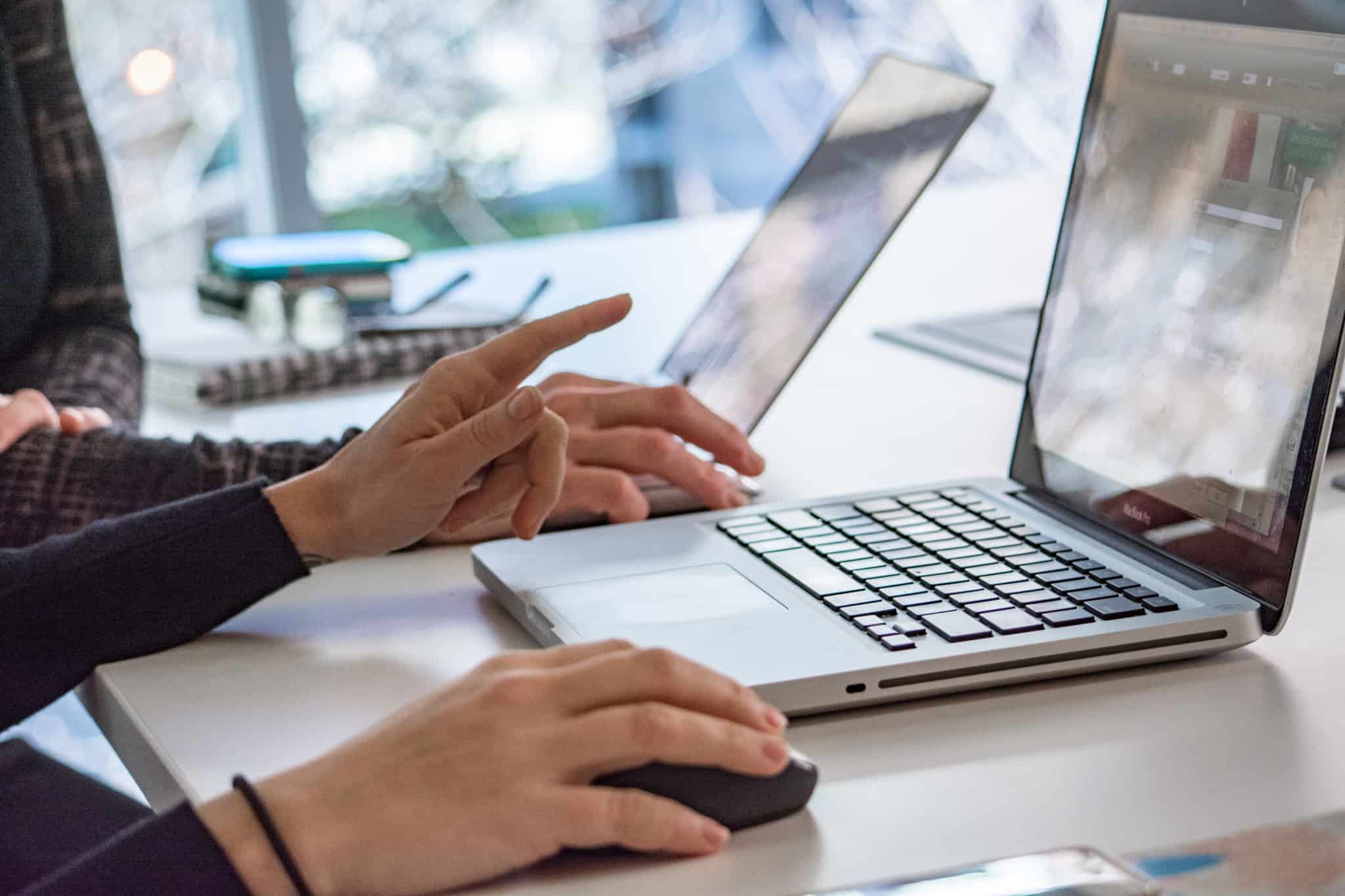 duas pessoas a gerir no computador