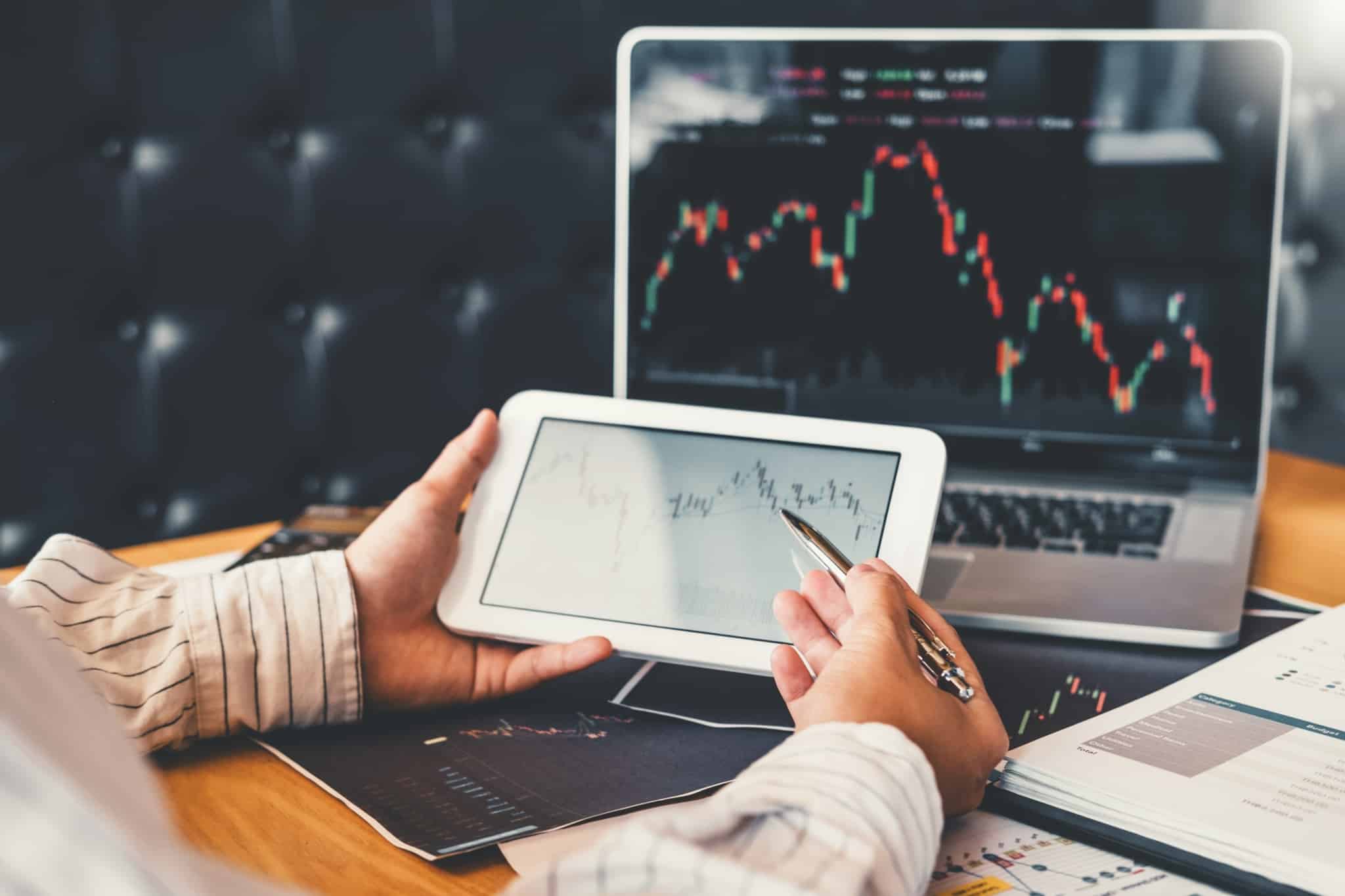 investidor a olhar para graficos de ações