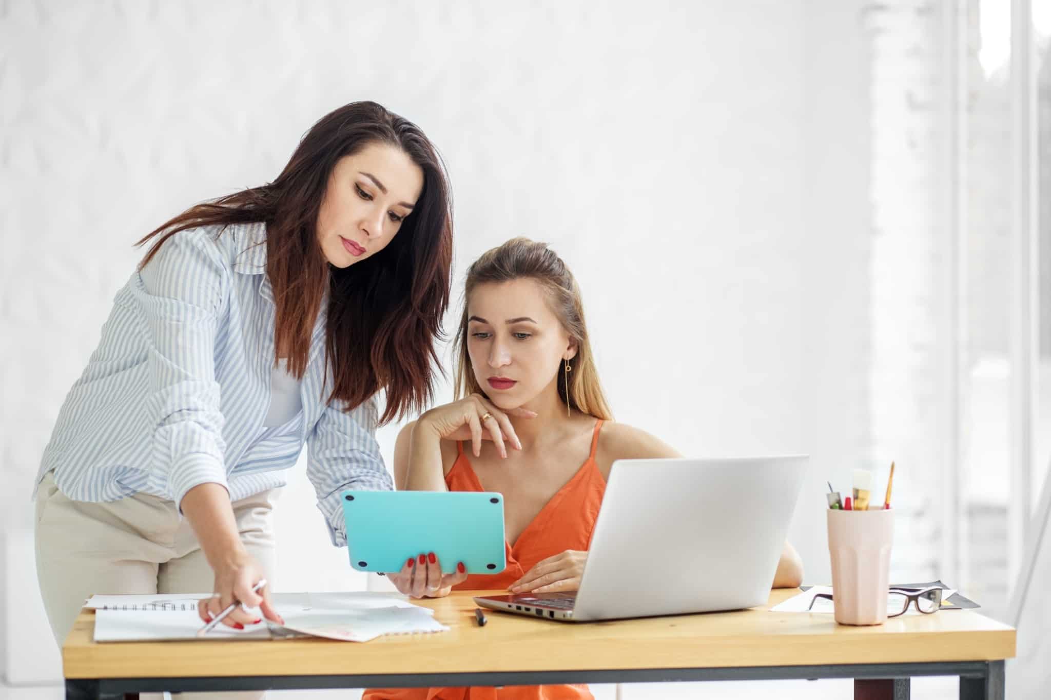 duas mulheres a olhar para um tablet