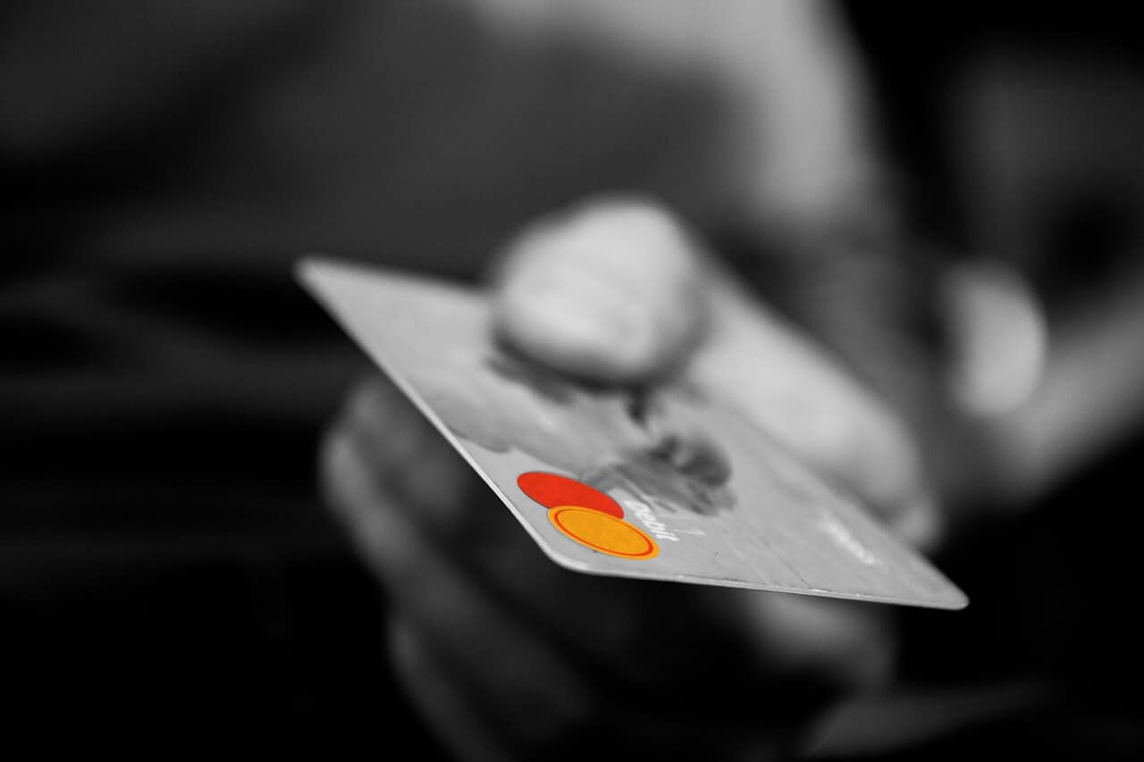 cartão de crédito perdido a preto e branco