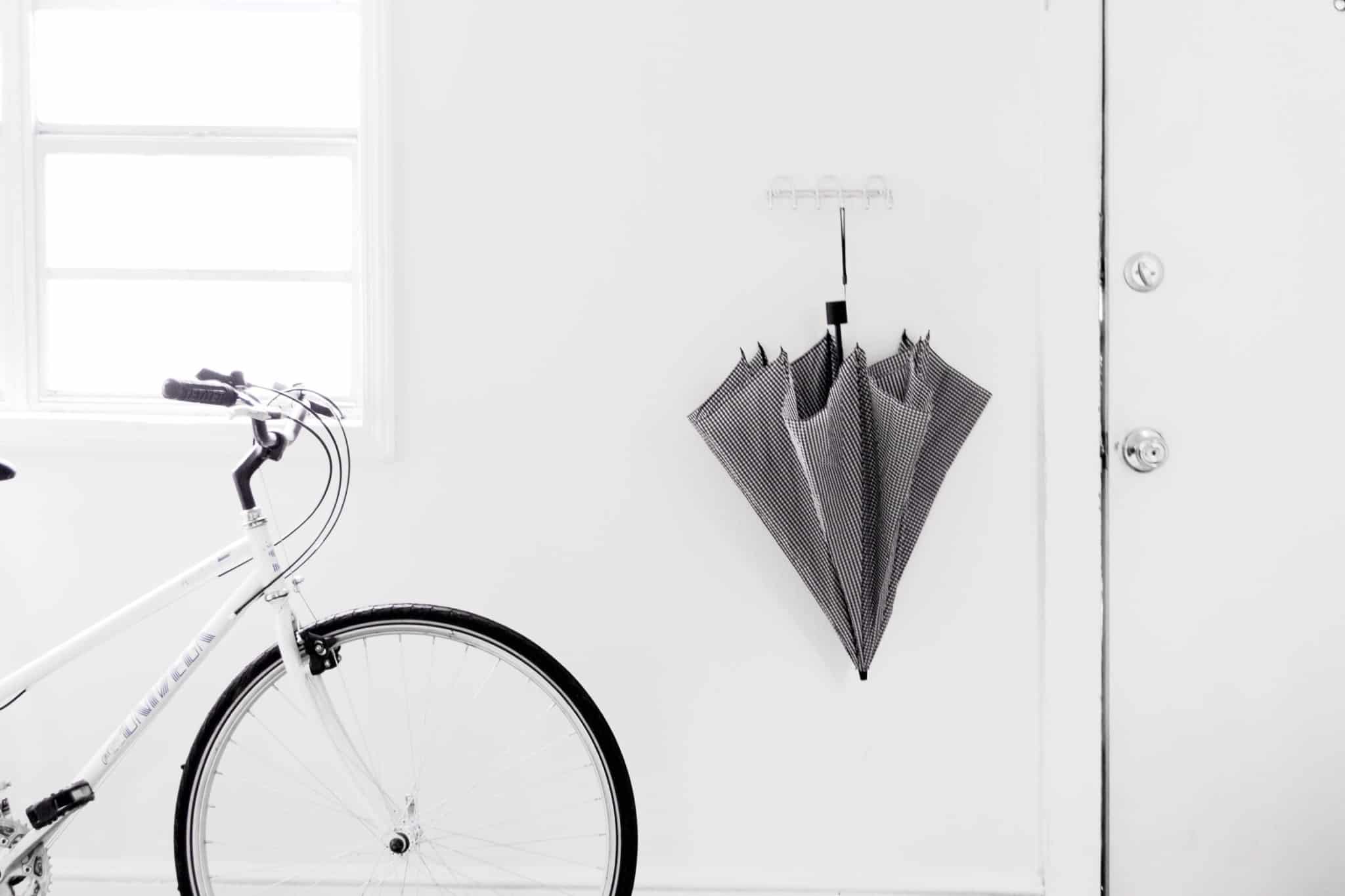 bicicleta e guarda chuva minimalista