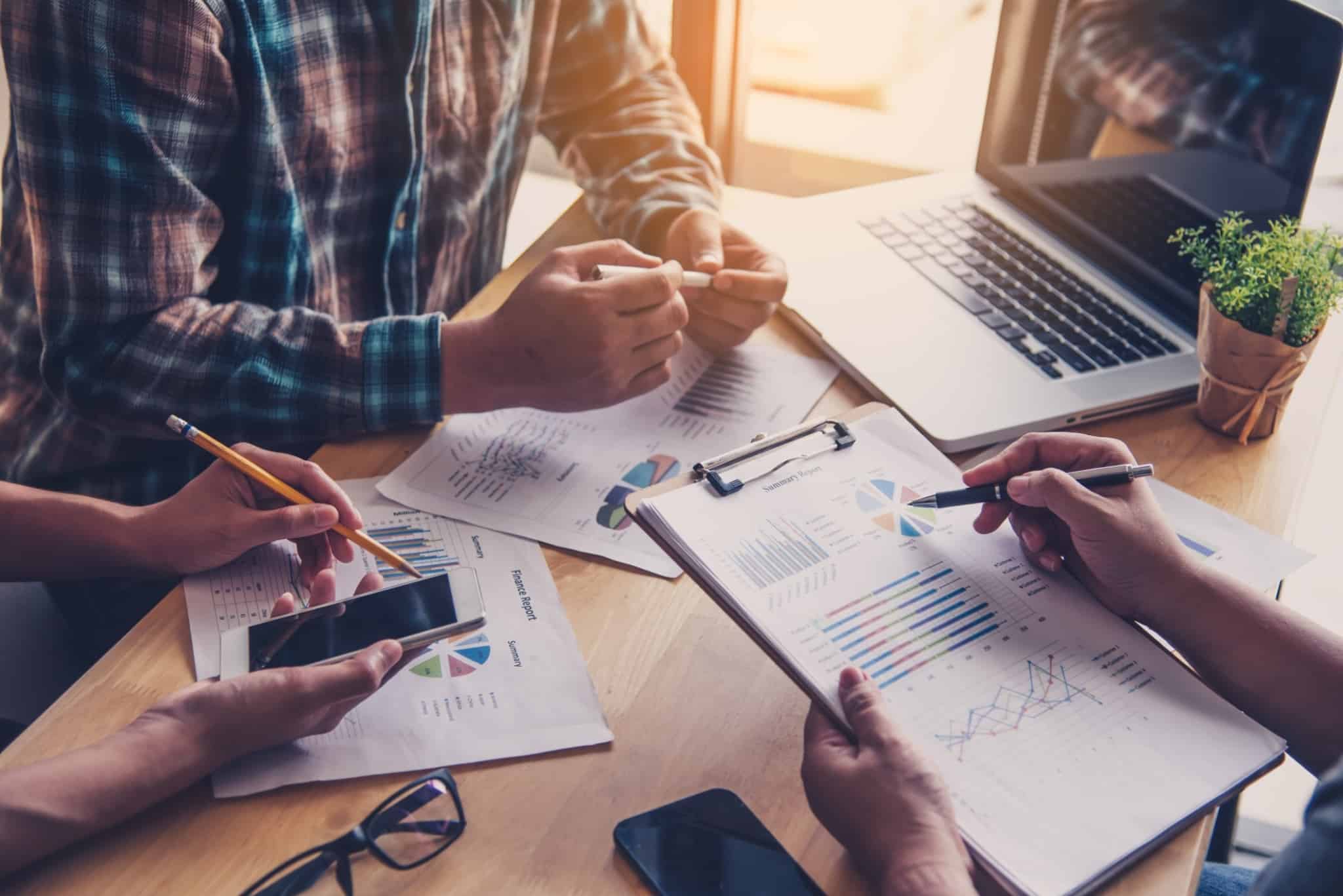várias pessoas a informar-se sobre os incentivos à criação de Empresas