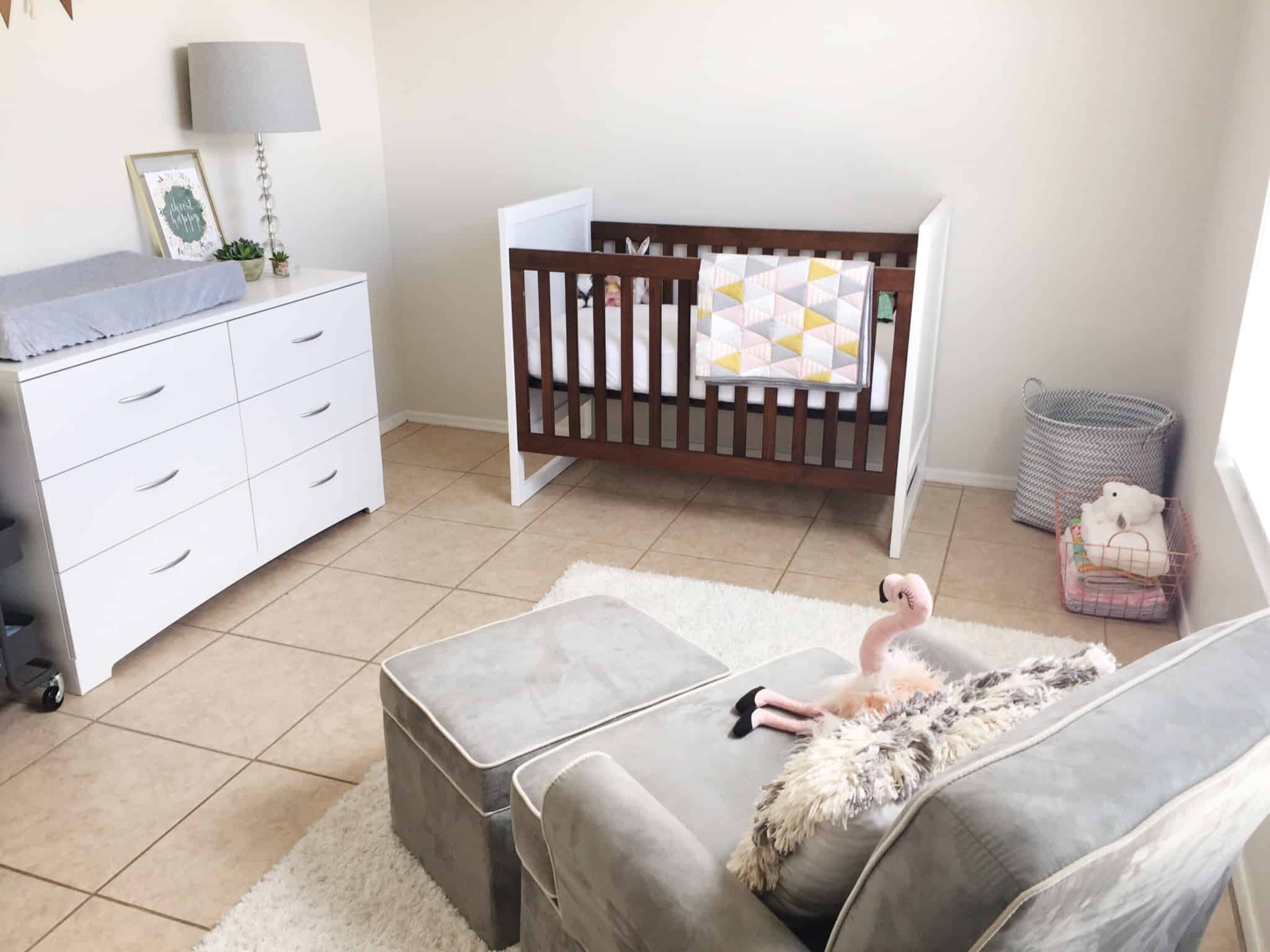 quarto de bebe com berço e um peluche
