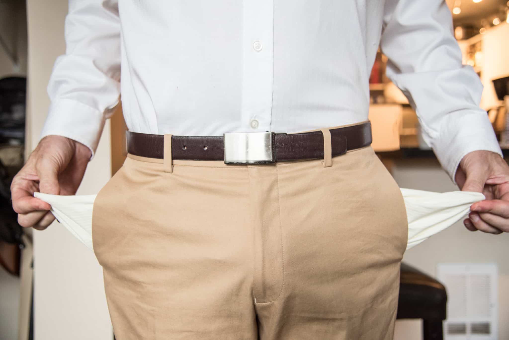 homem com os bolsos vazios