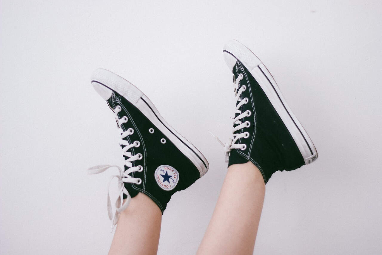 pés para cima com converse all start pretos