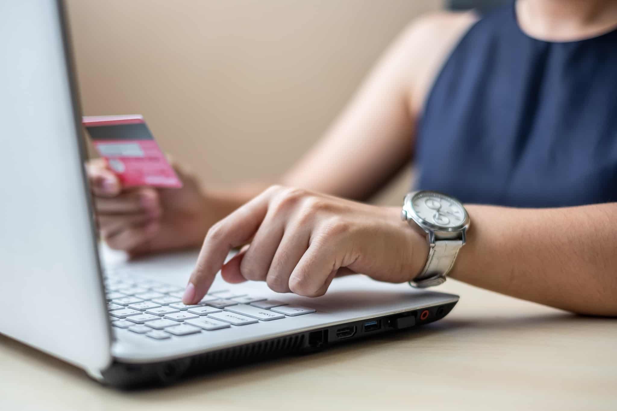 mulher a fazer compras online