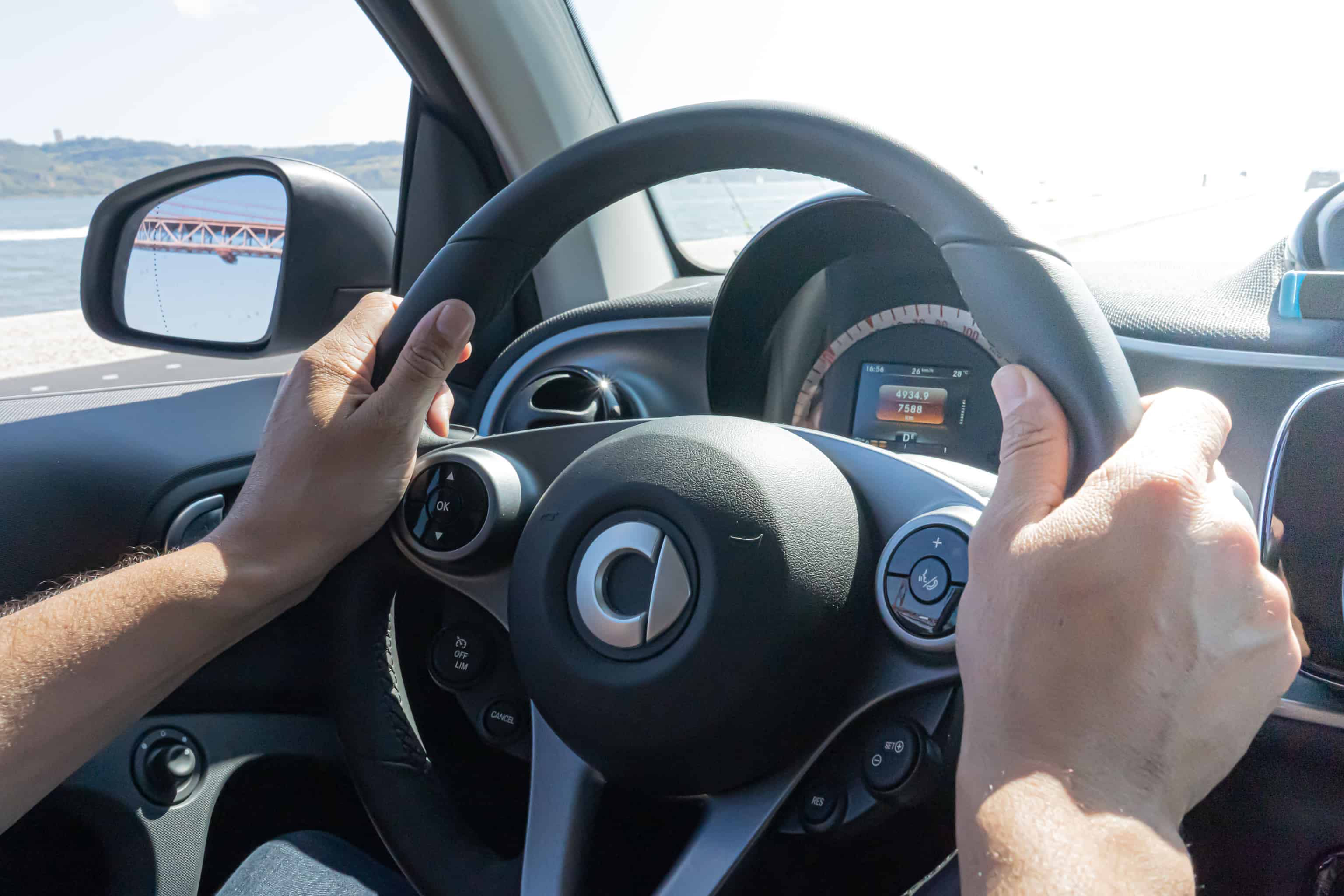 Seguro automóvel homem ao volante