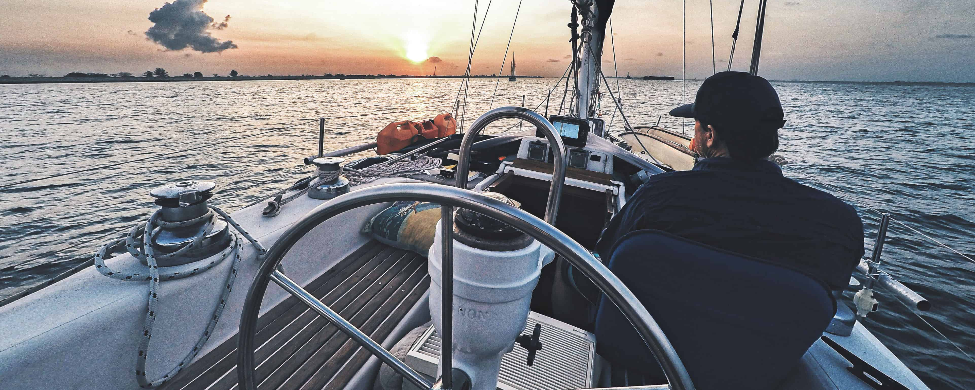 pessoa numa barco a ilustrar IUC das embarcações de recreio em 2023