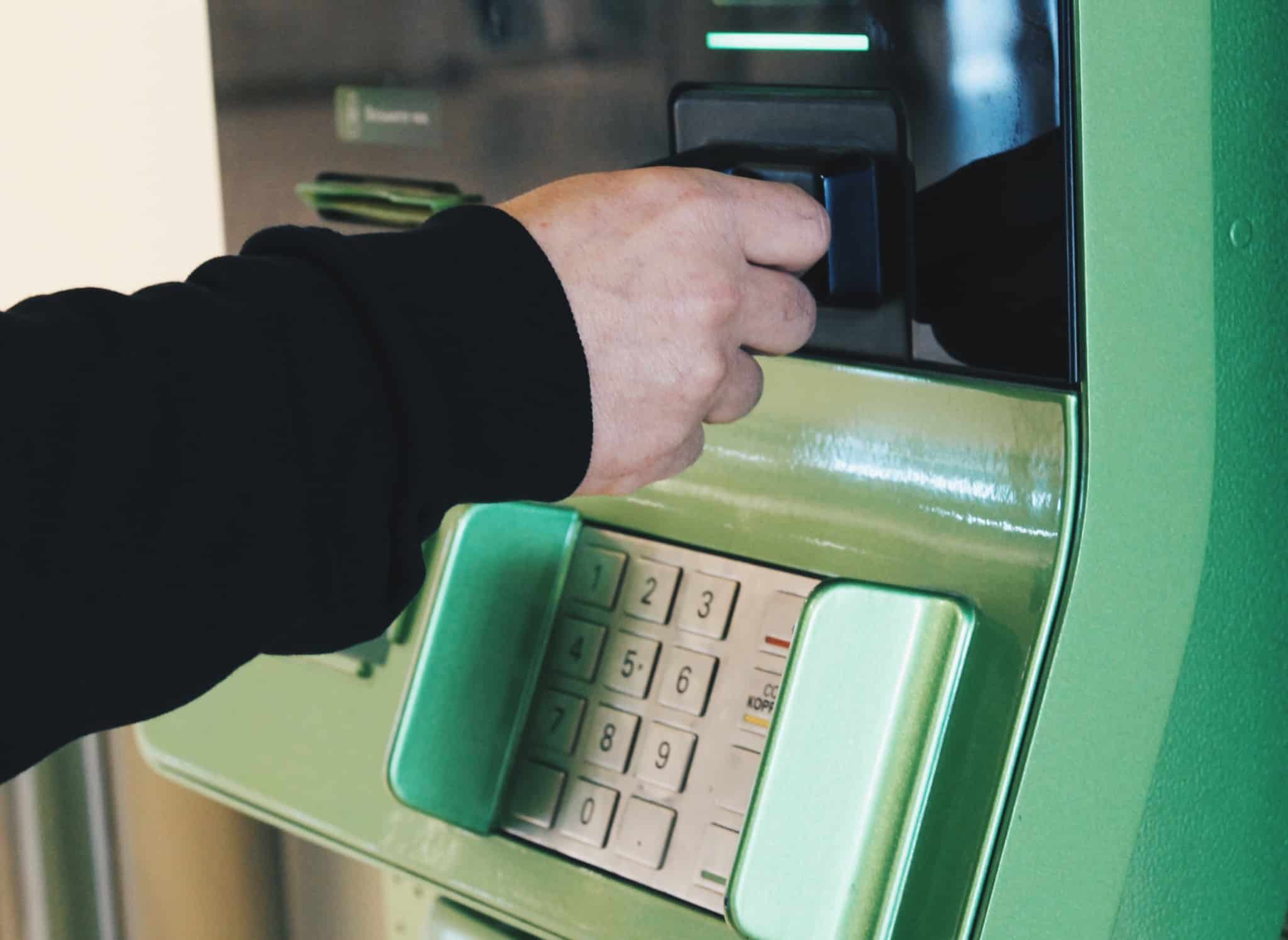 homem a colocar o cartão no multibanco