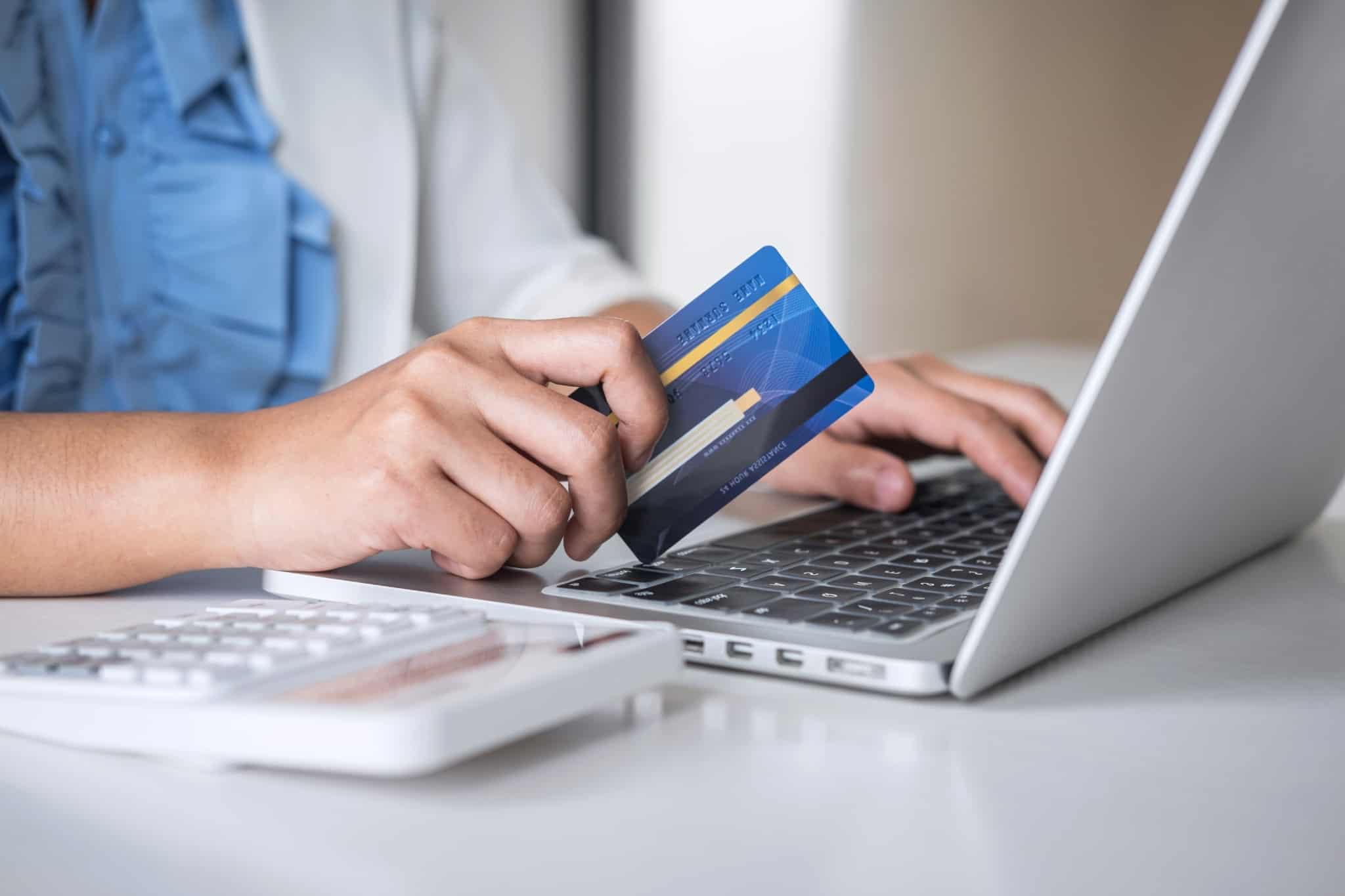 cartão de crédito computador portátil calculadora