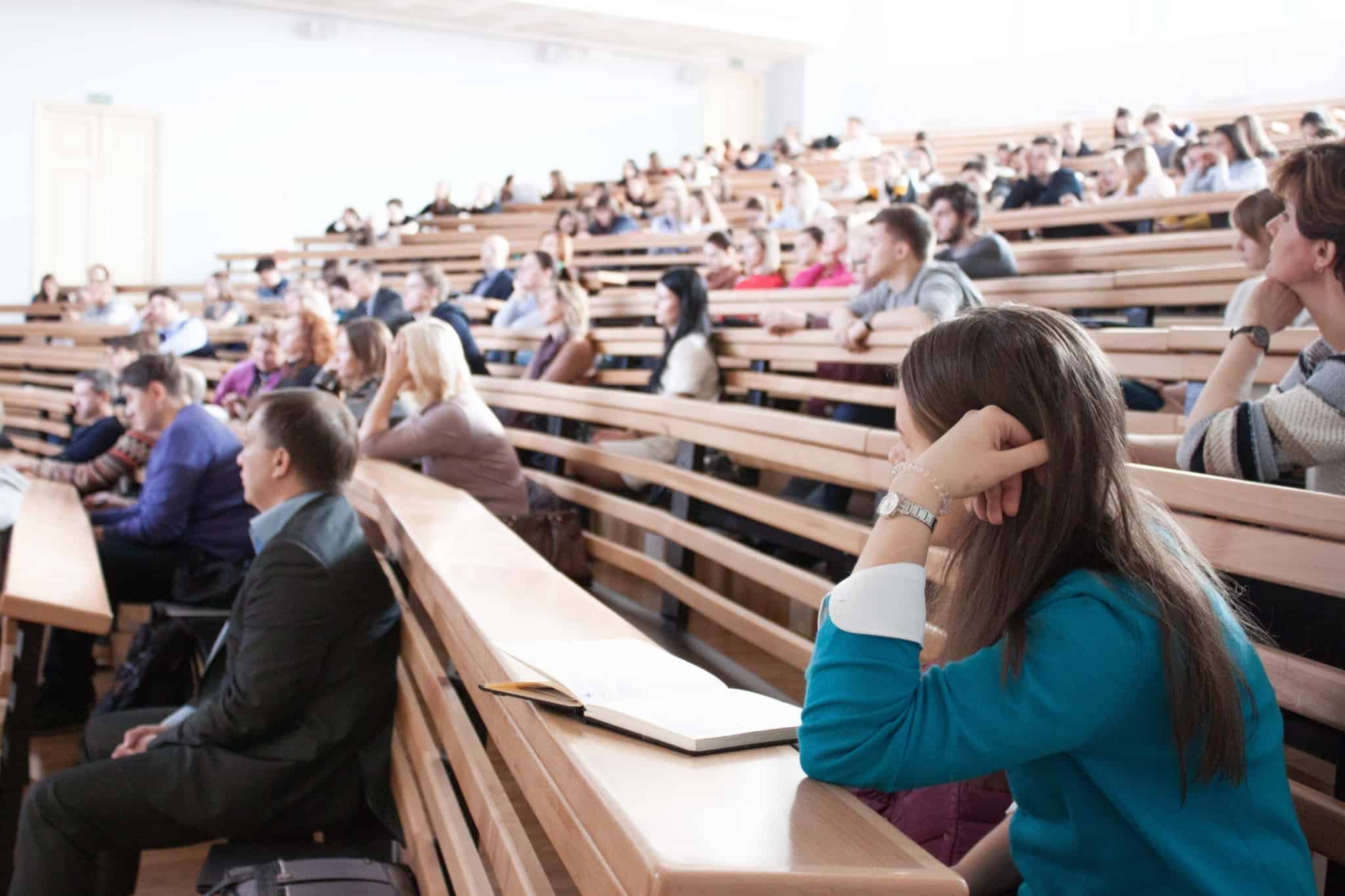 alunos em auditório faculdade