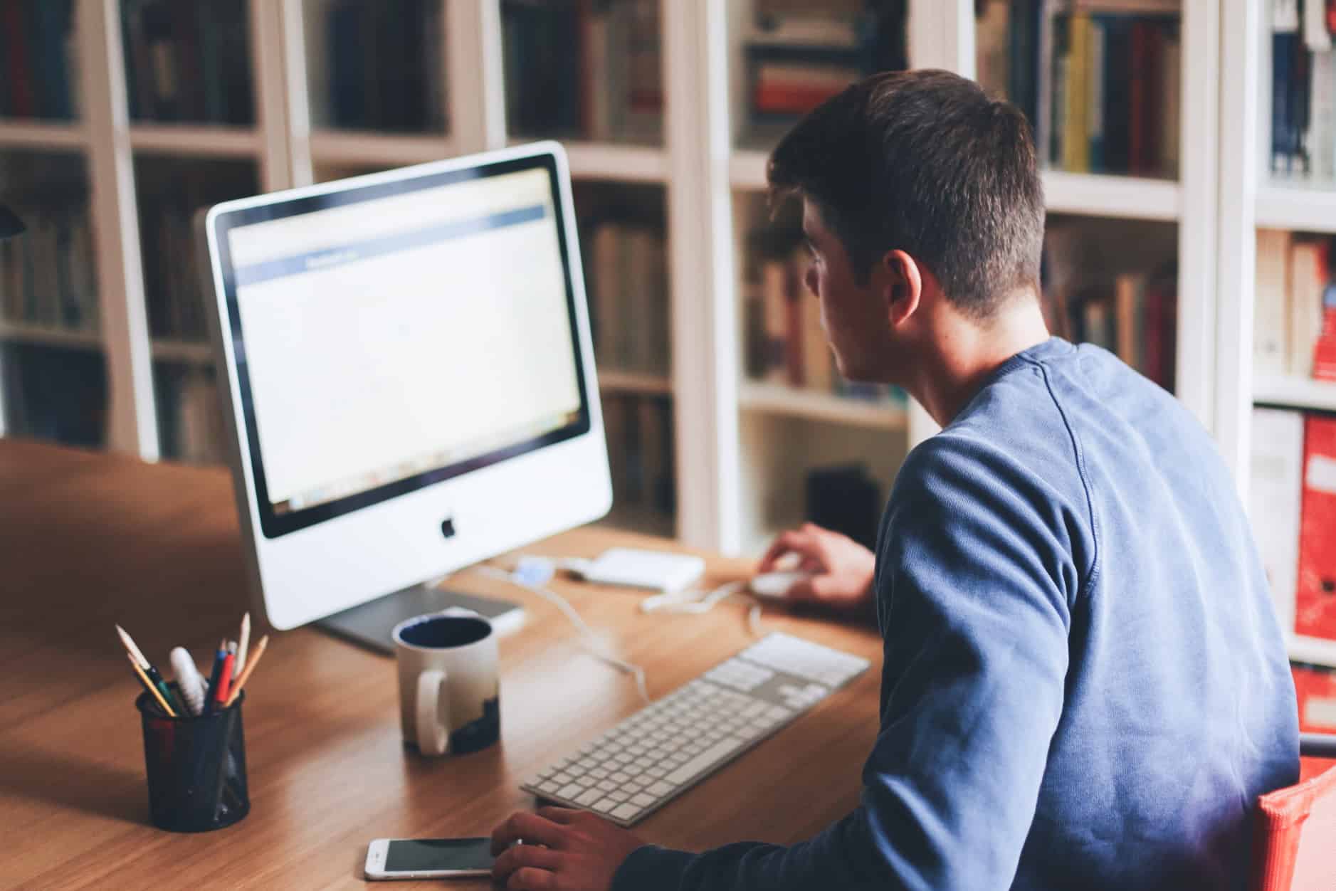Jovem estudante no computador