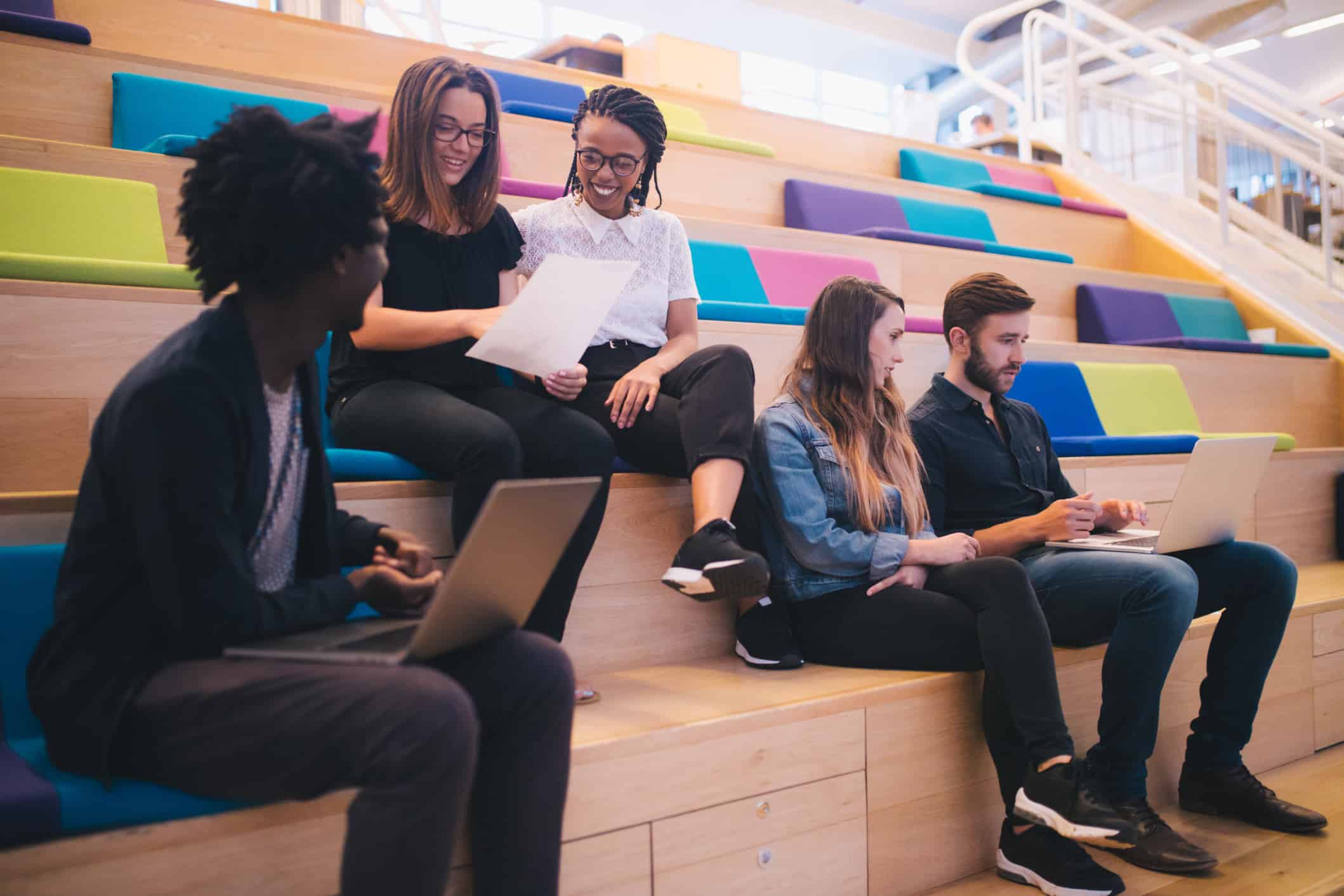 grupo de alunos a estudar