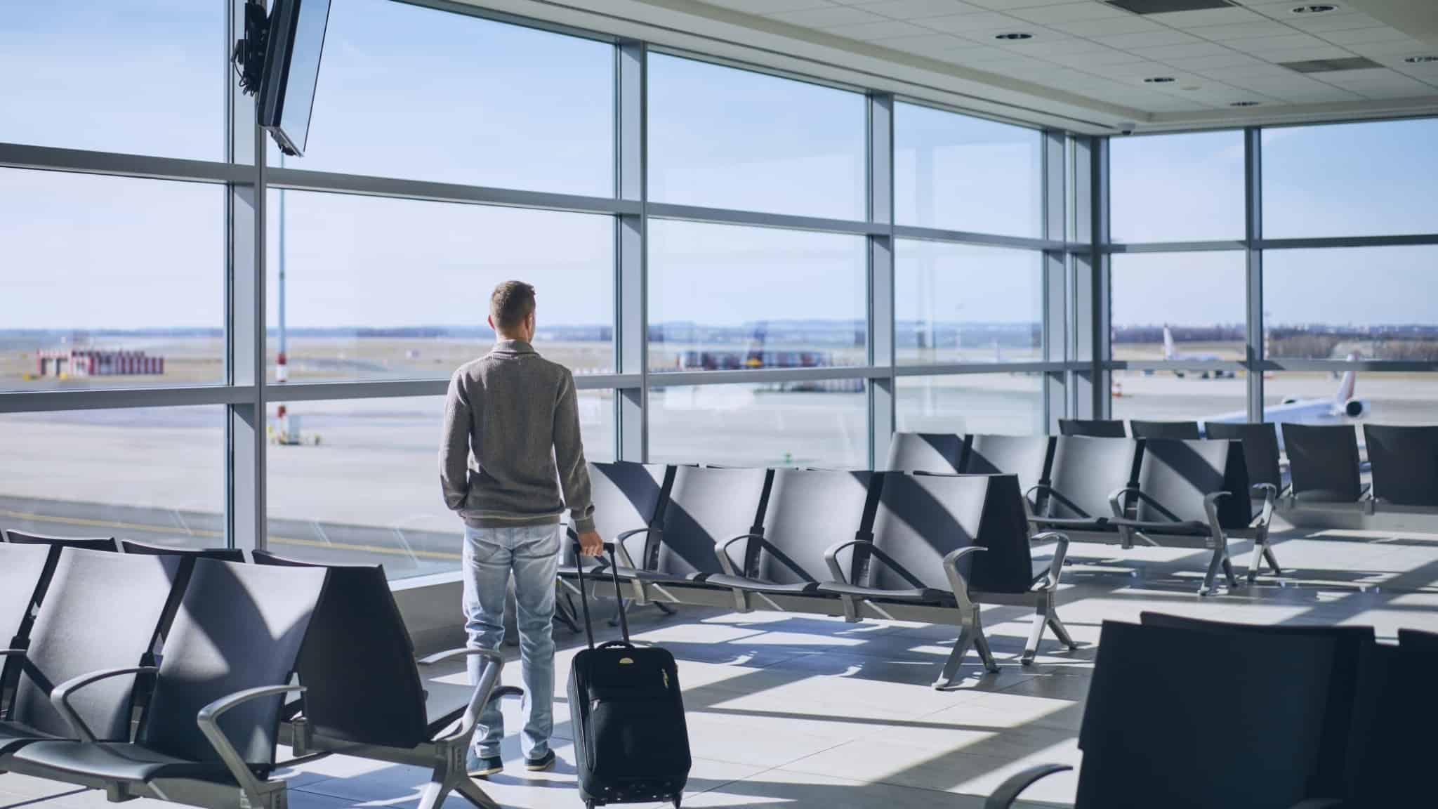 homem no aeroporto