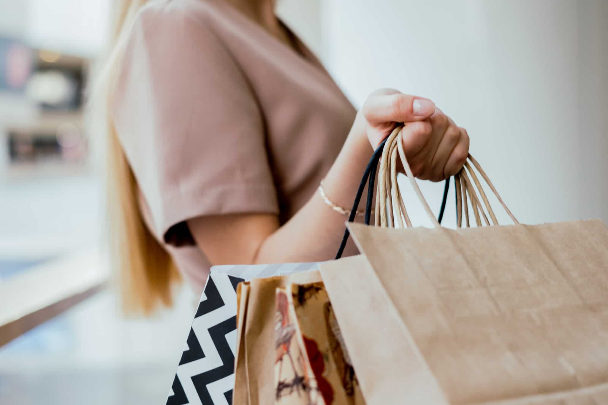 Mulher com vários sacos de compras