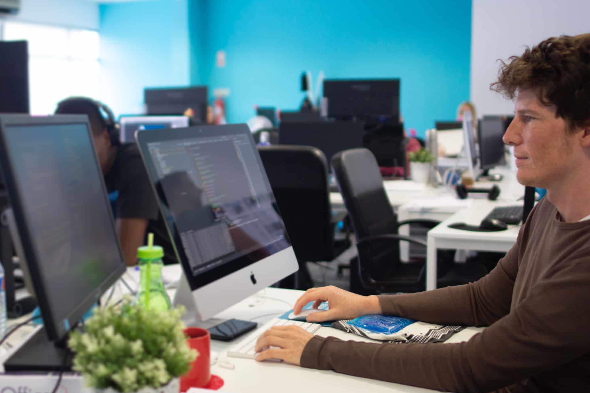 homem jovem programa no computador
