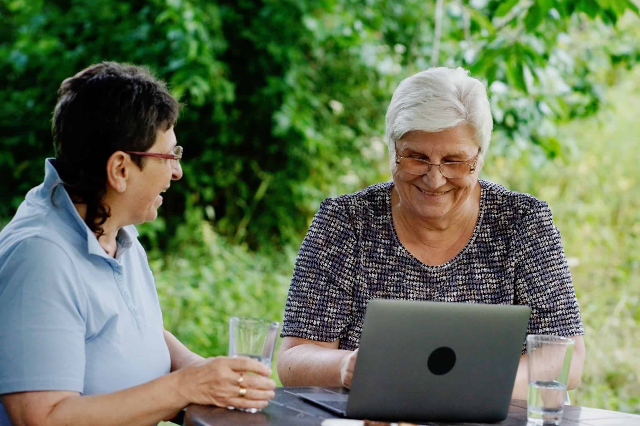 duas senhoras idosas a mexer no computador