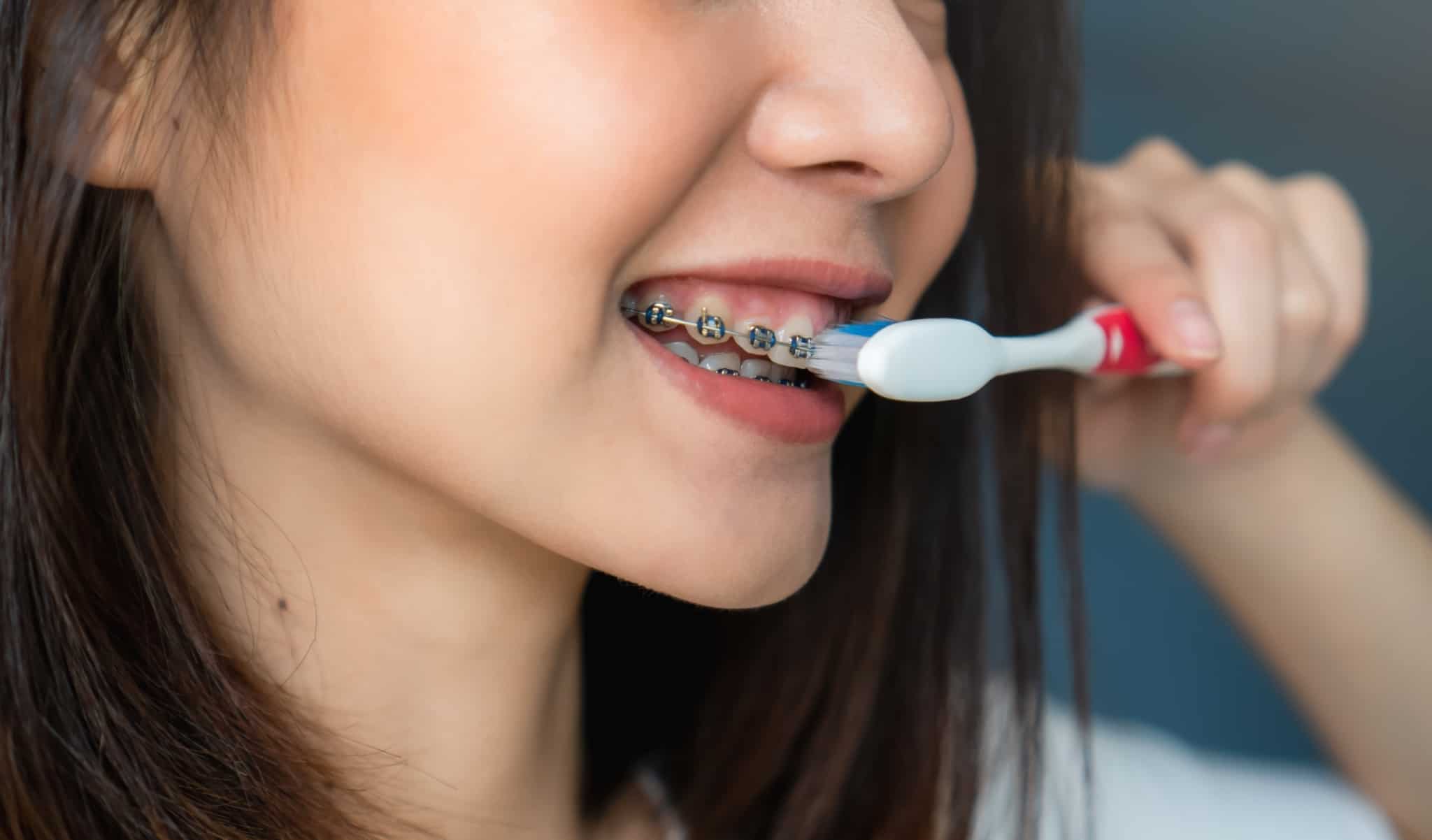 miuda jovem a escovar os dentes