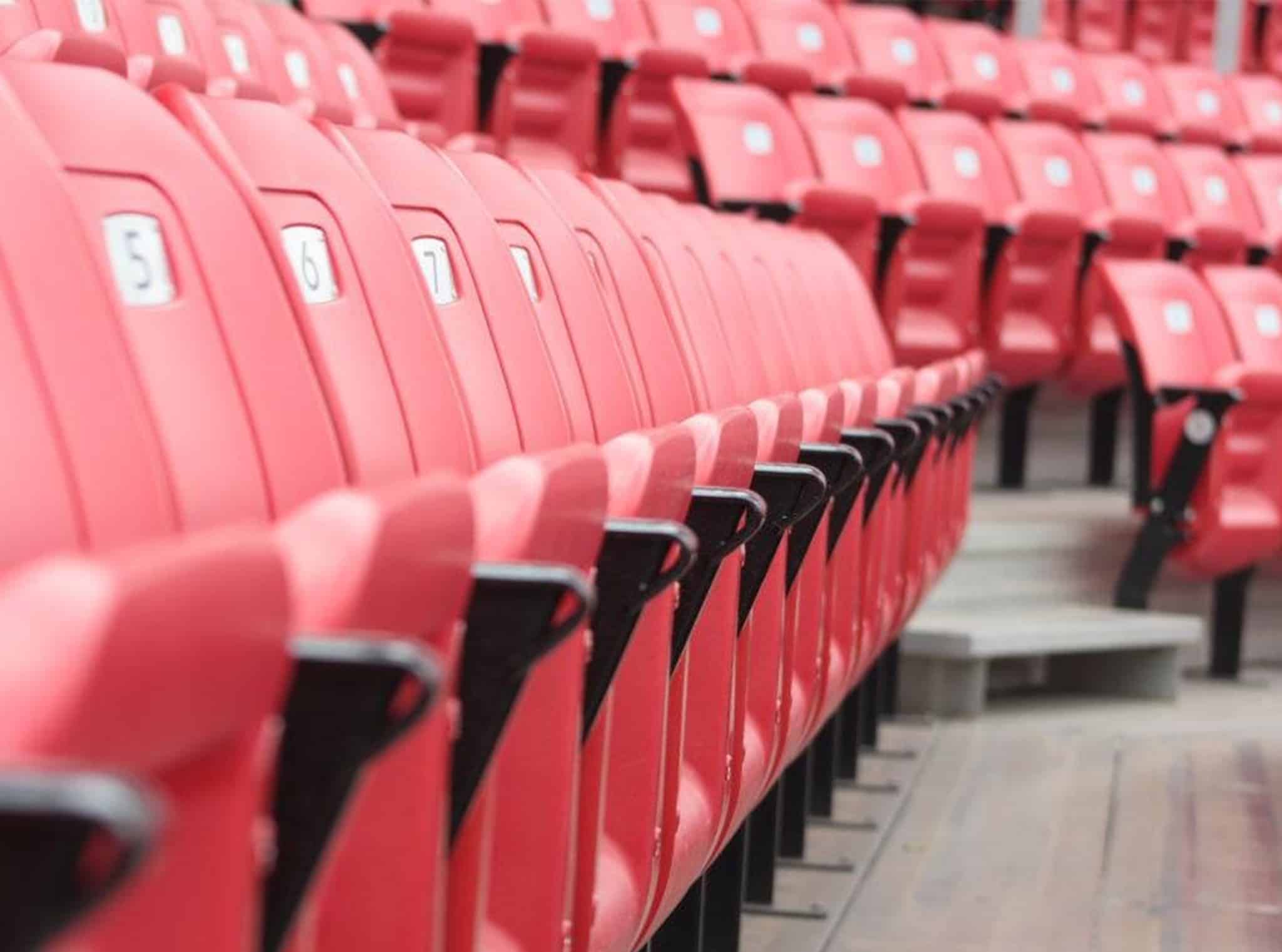 Bancada vermelha de clube desportivo