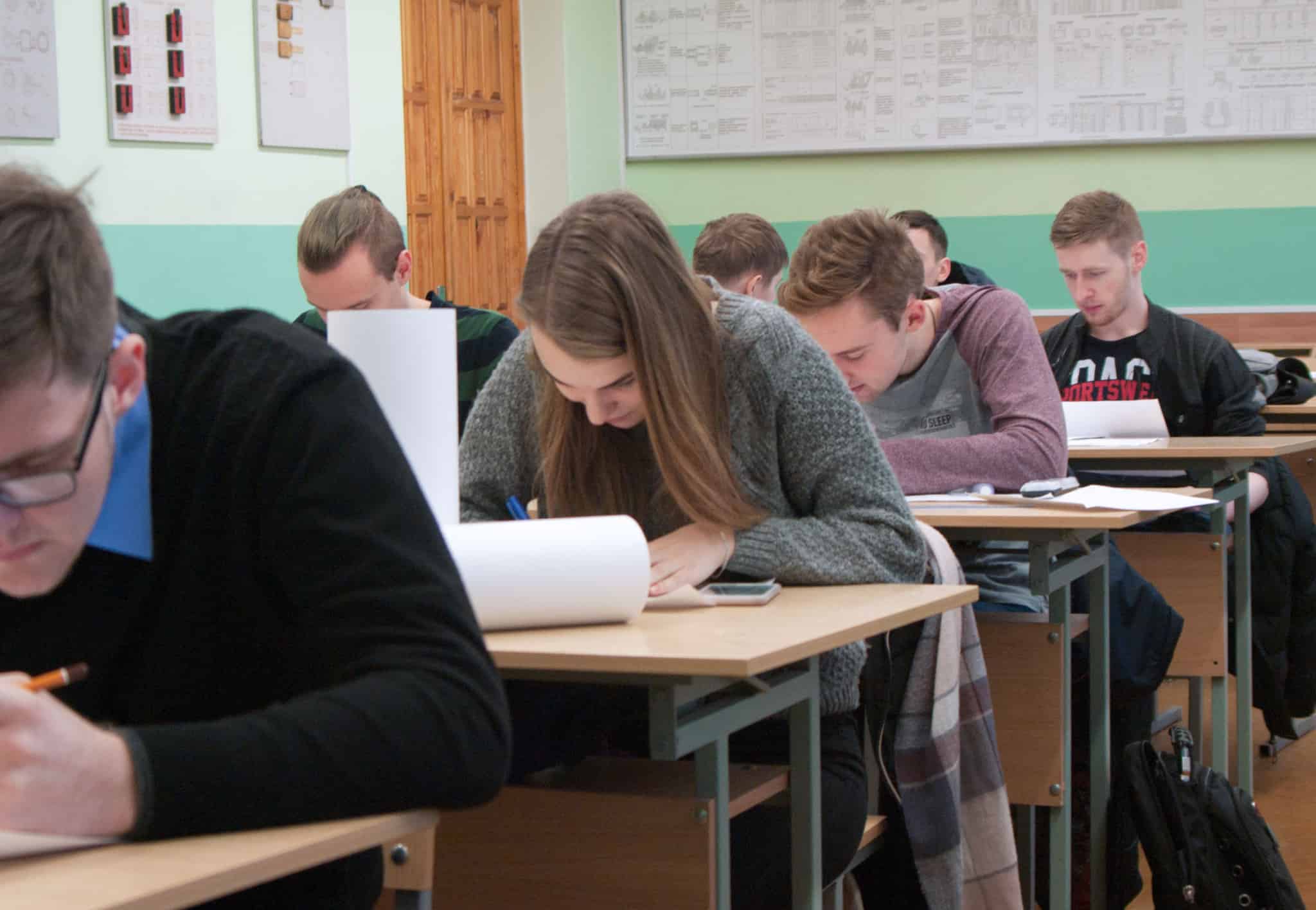 Estudantes a fazer exame Faculdade