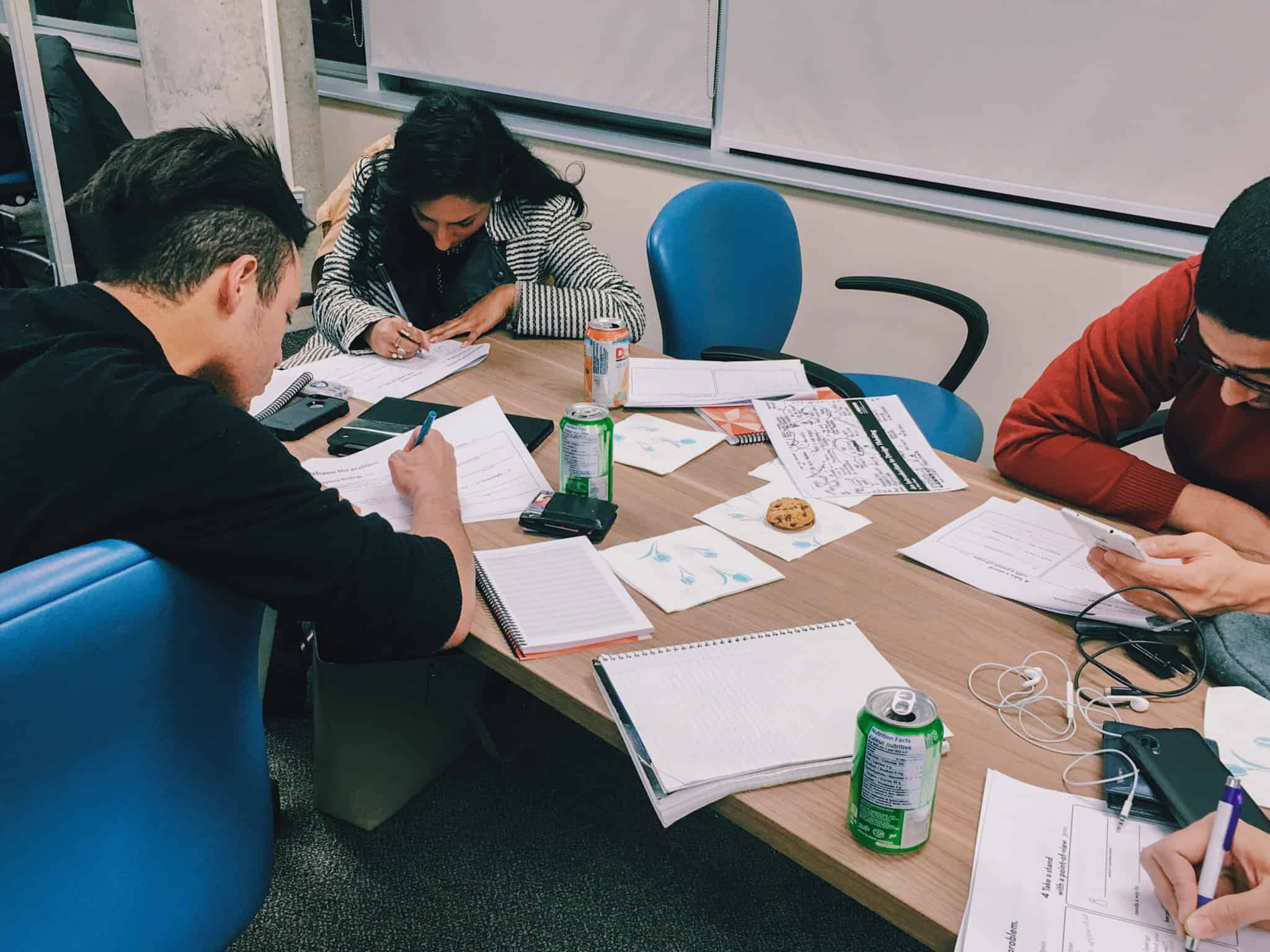 alunos a estudar em grupo