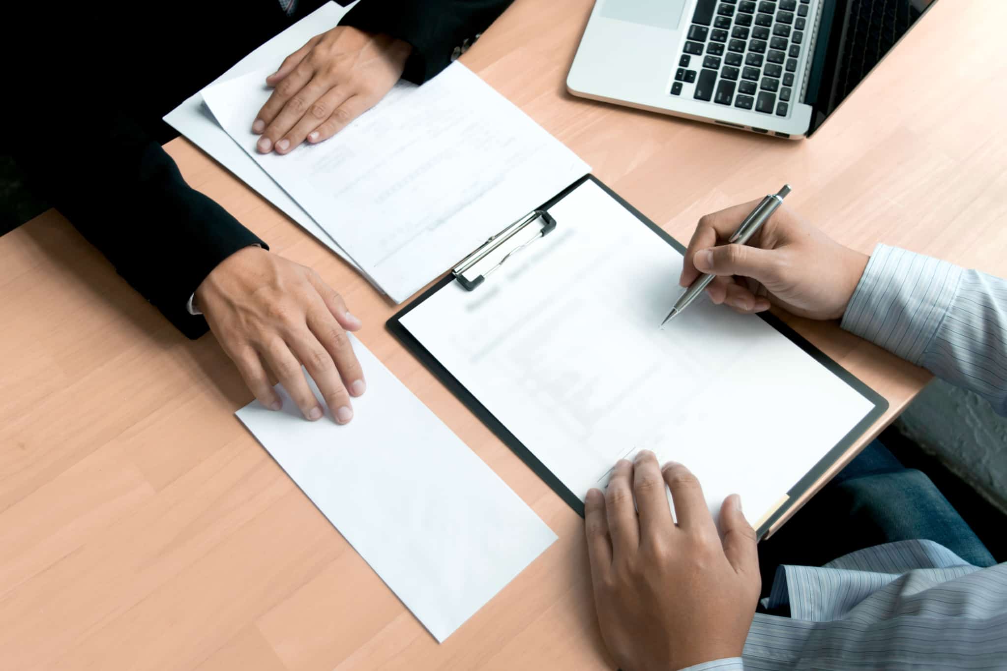 celebração da contratação de desempregados de longa duração entre a empresa empregadora e um desempregado