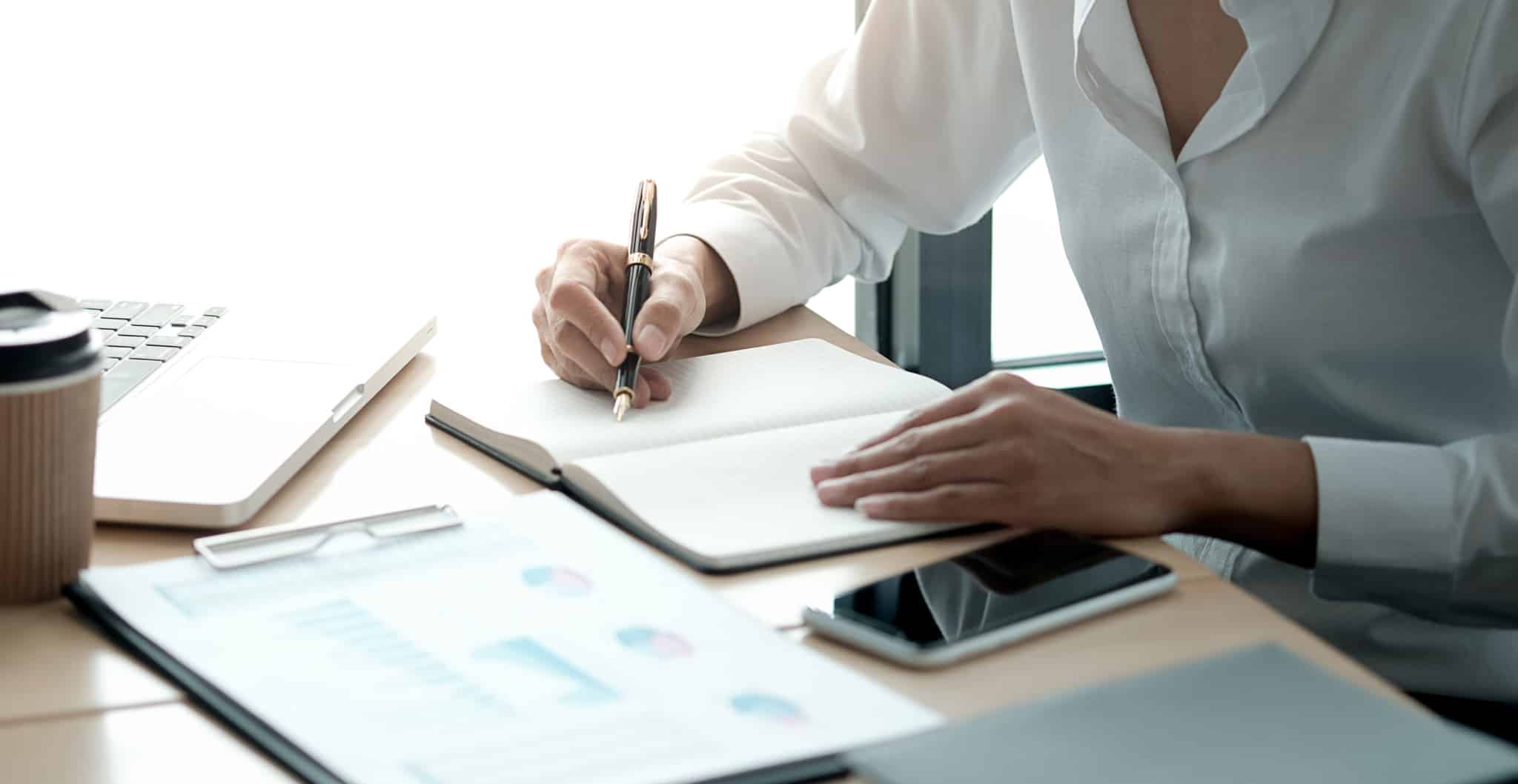 finanças-pessoais_calculadora-reorganizar-poupar-poupança_Marie-Kondo_KonMarie