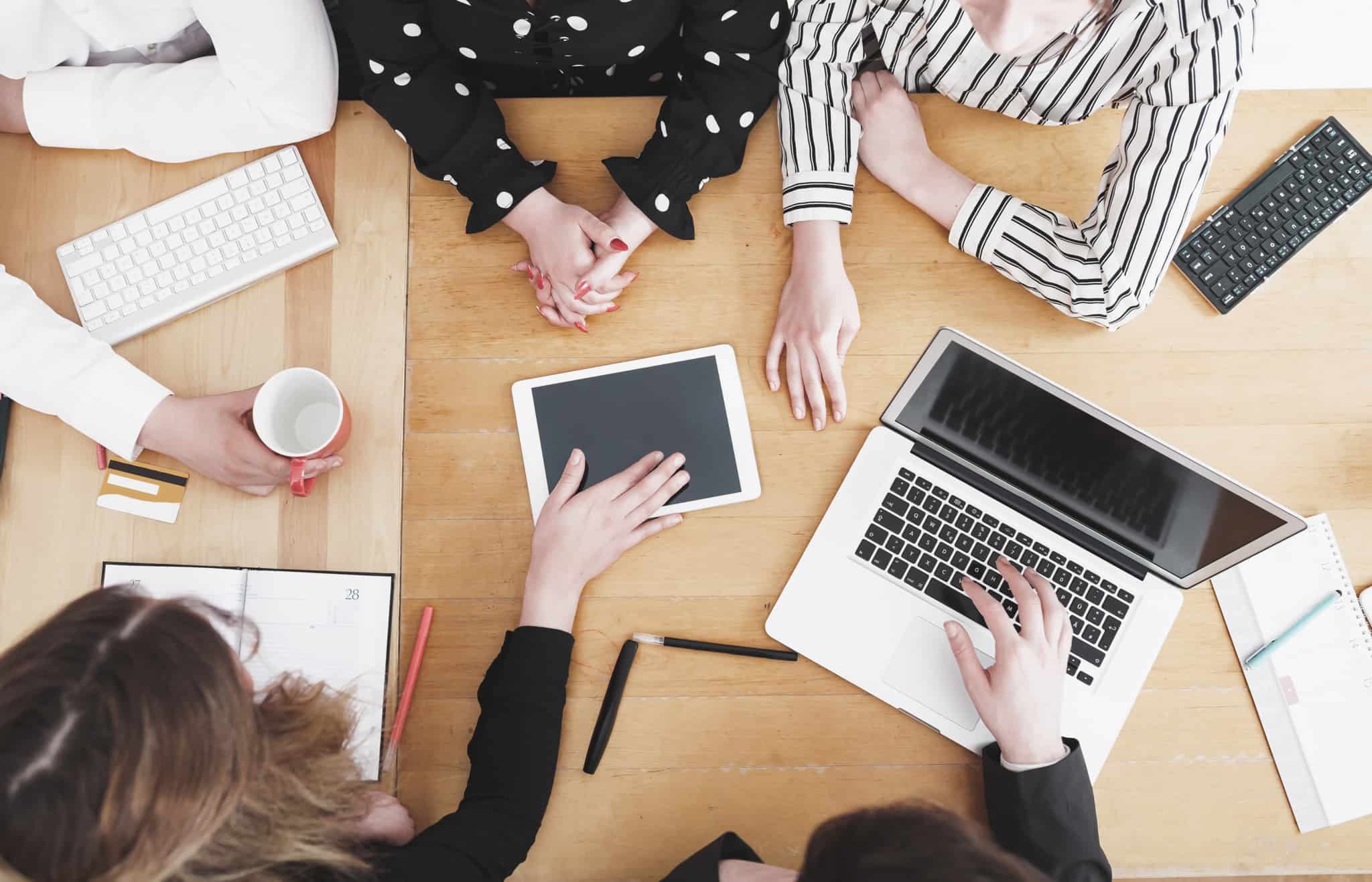 5 mulheres numa reunião de trabalho
