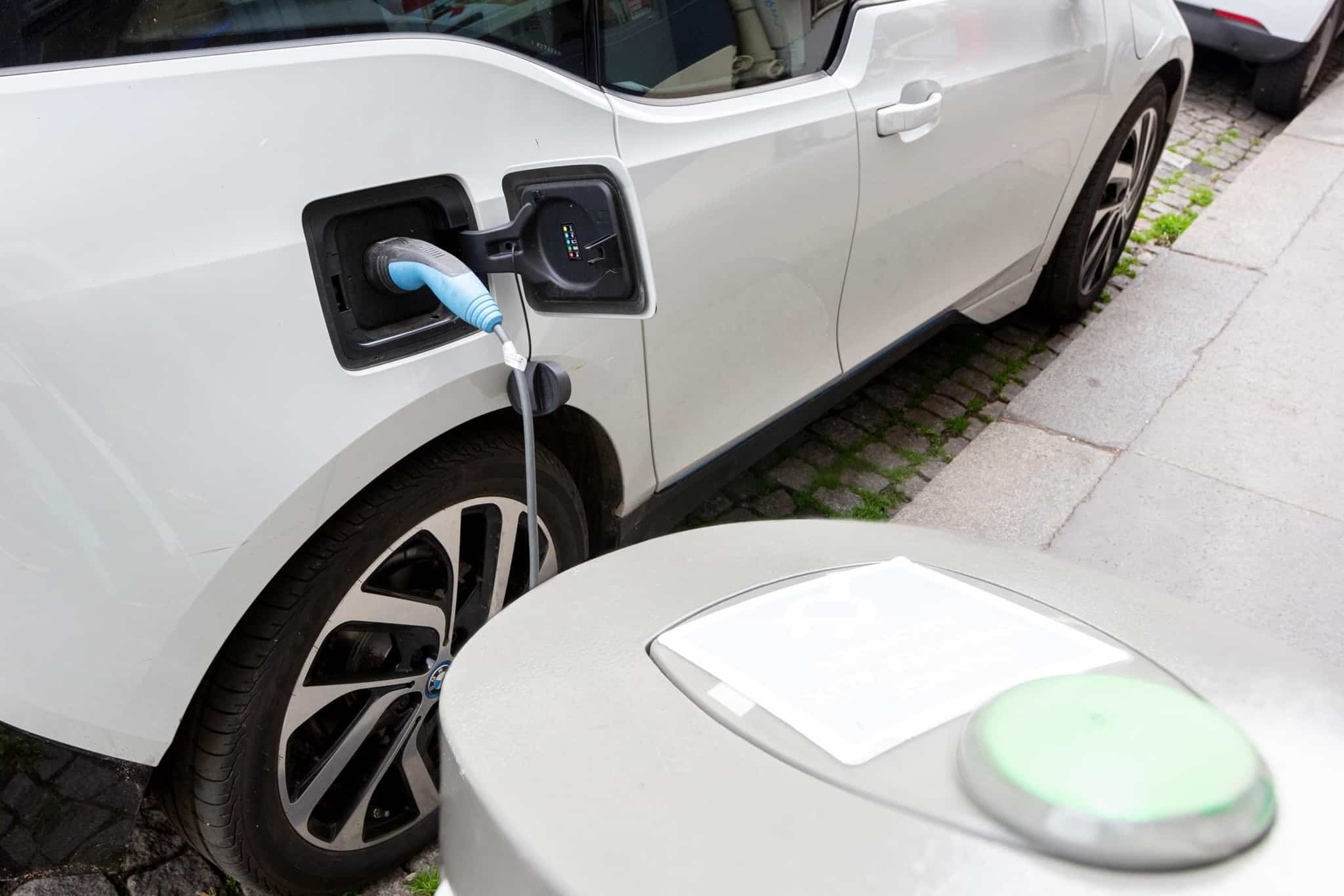 Carro eléctrico a ser carregado