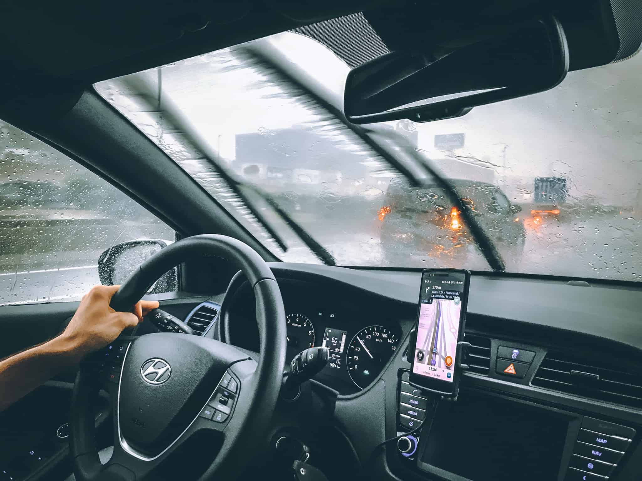 jovem homem a conduzir guiado por GPS