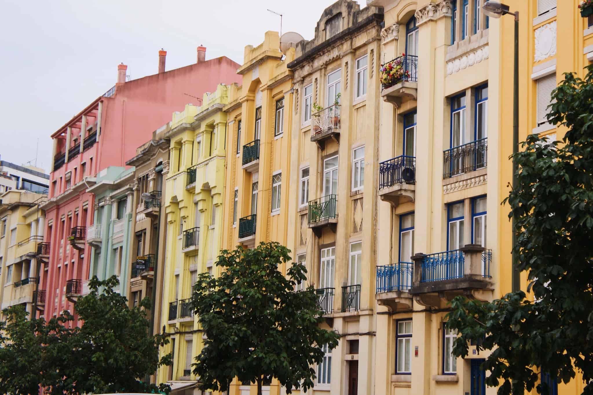 prédios amarelos em lisboa