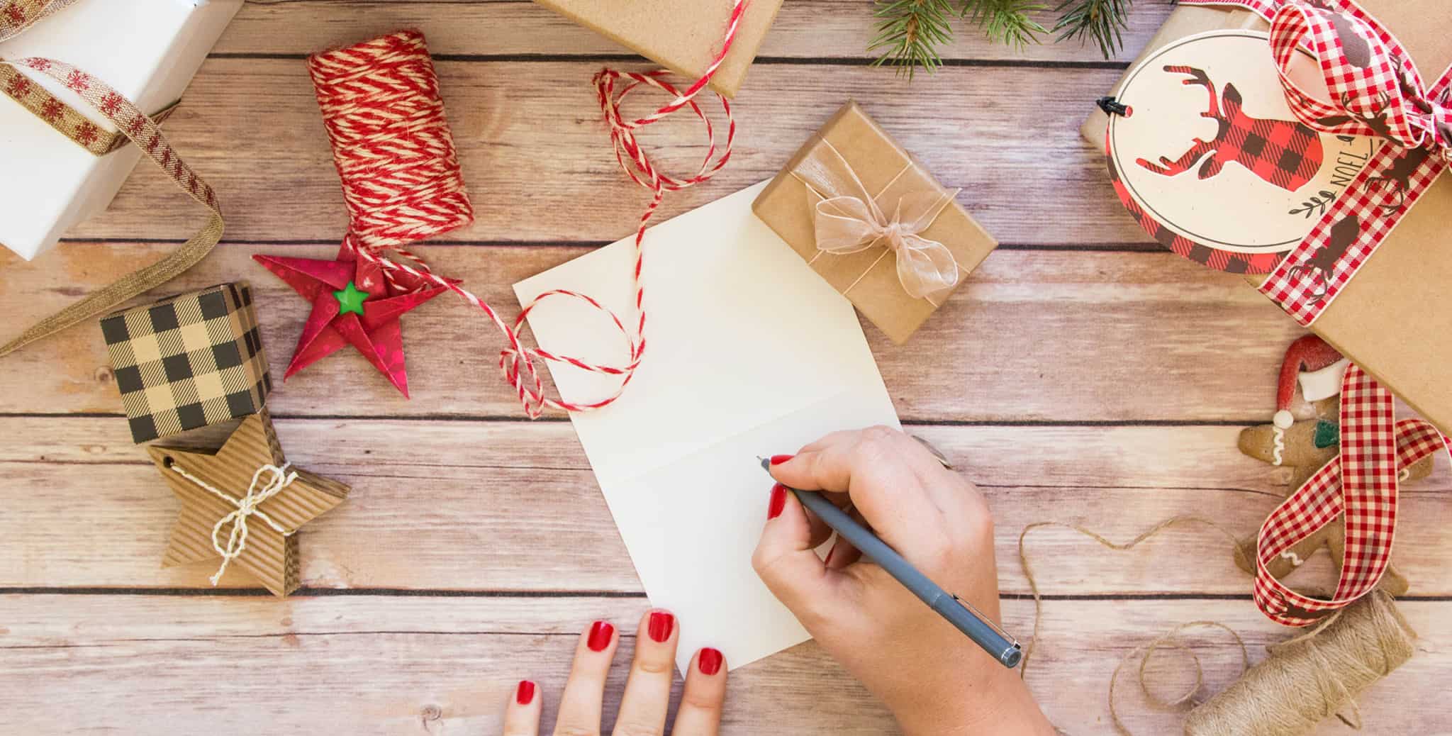 senhora a escrever carta de natal_prendas