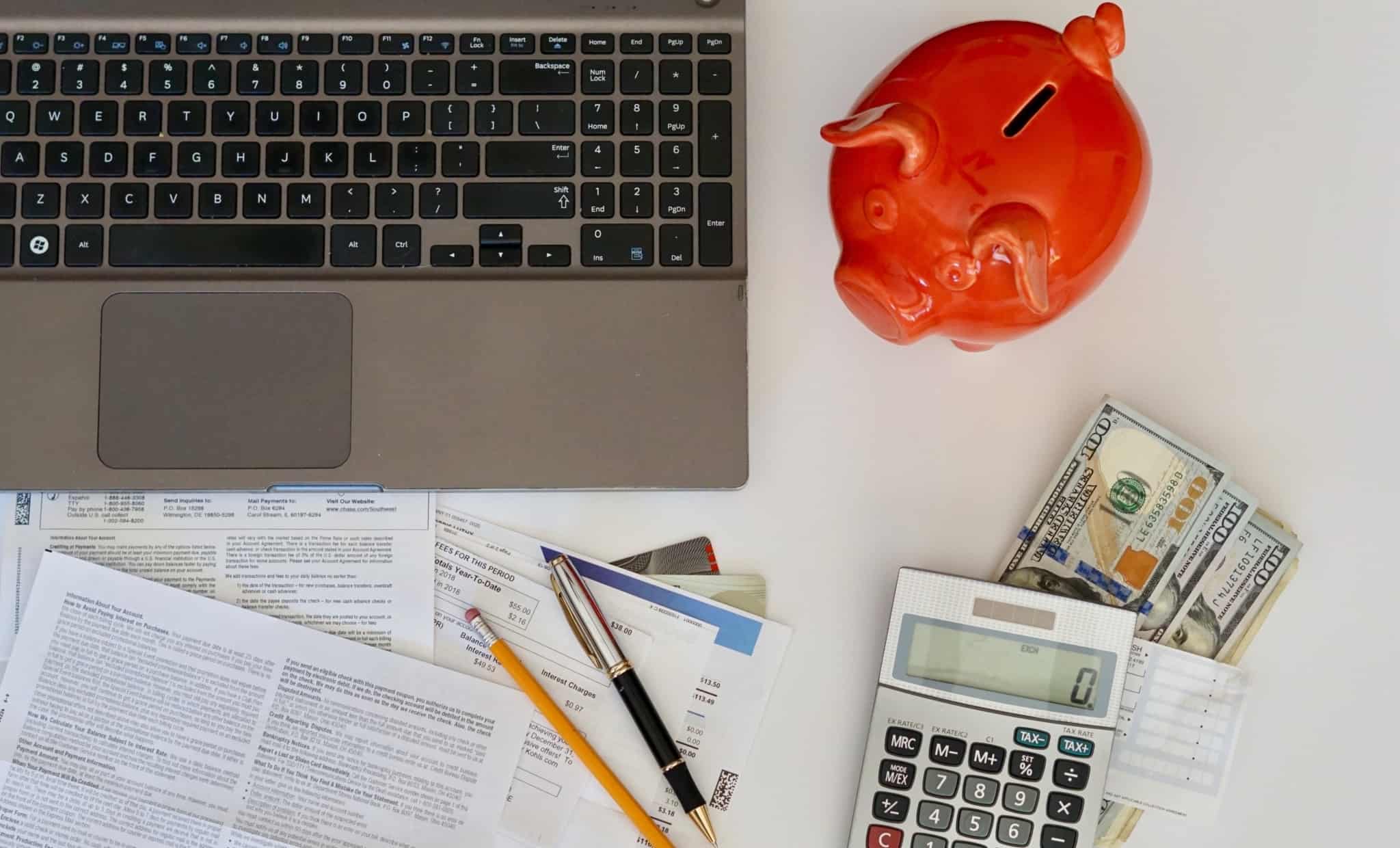 Mealheiro vermelho, notas e uma calculadora