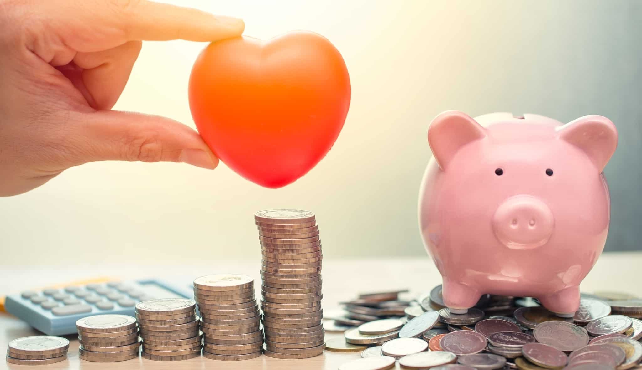 Coração, moedas e mealheiro