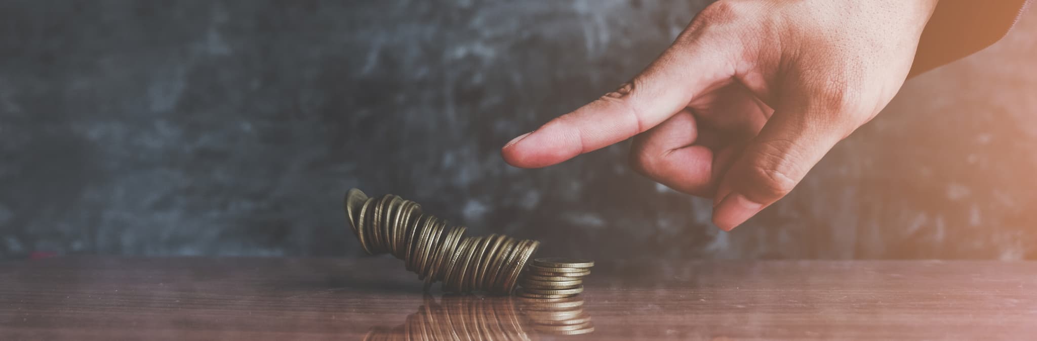 Moedas a caírem, empurradas por dedo