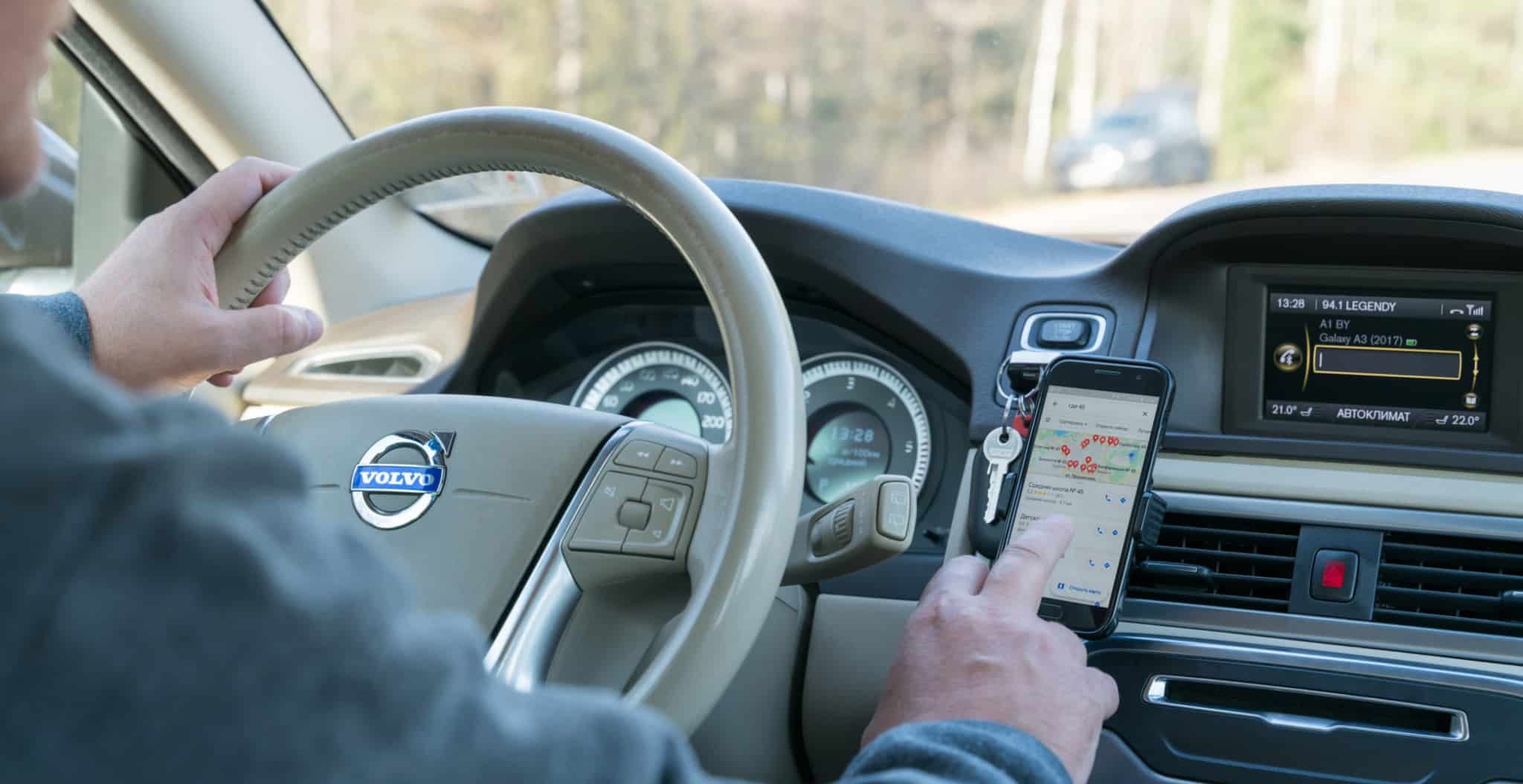 Automobilista a usar aplicação de telemovel