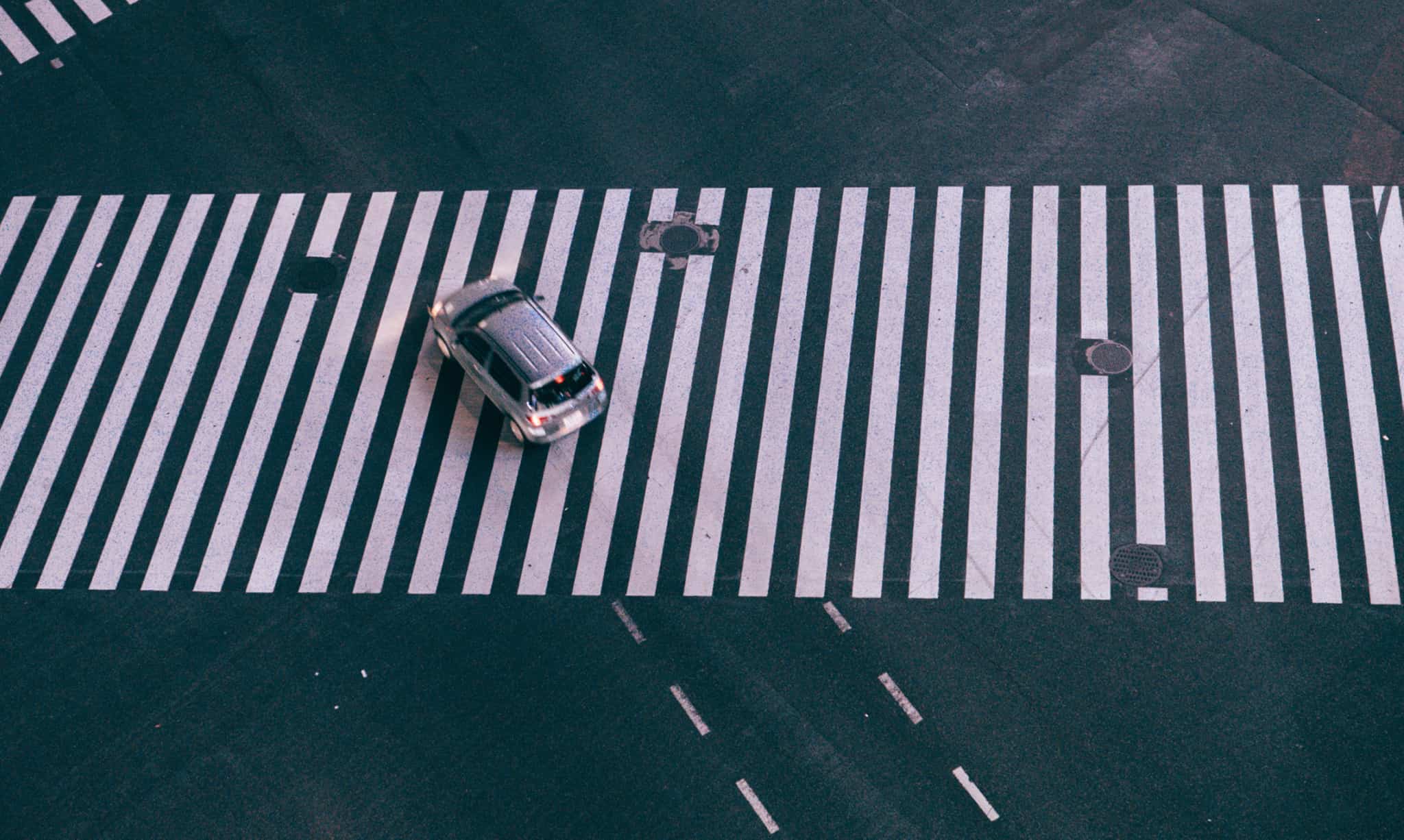 Carro em cima de uma passadeira